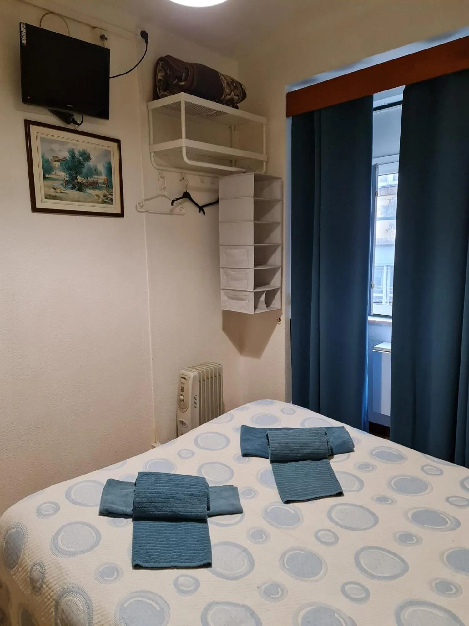 towels, Bed in Pensao Residencial Flor dos Cavaleiros