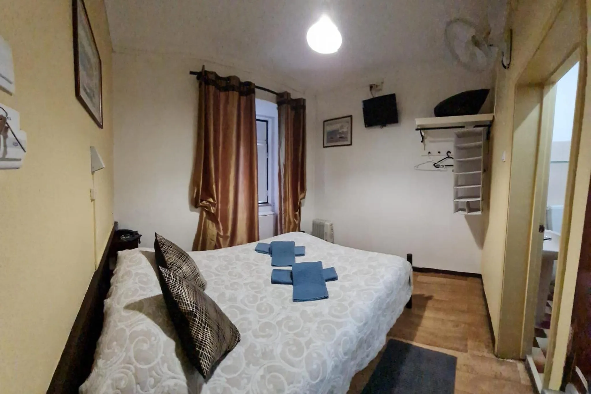 TV and multimedia, Bed in Pensao Residencial Flor dos Cavaleiros