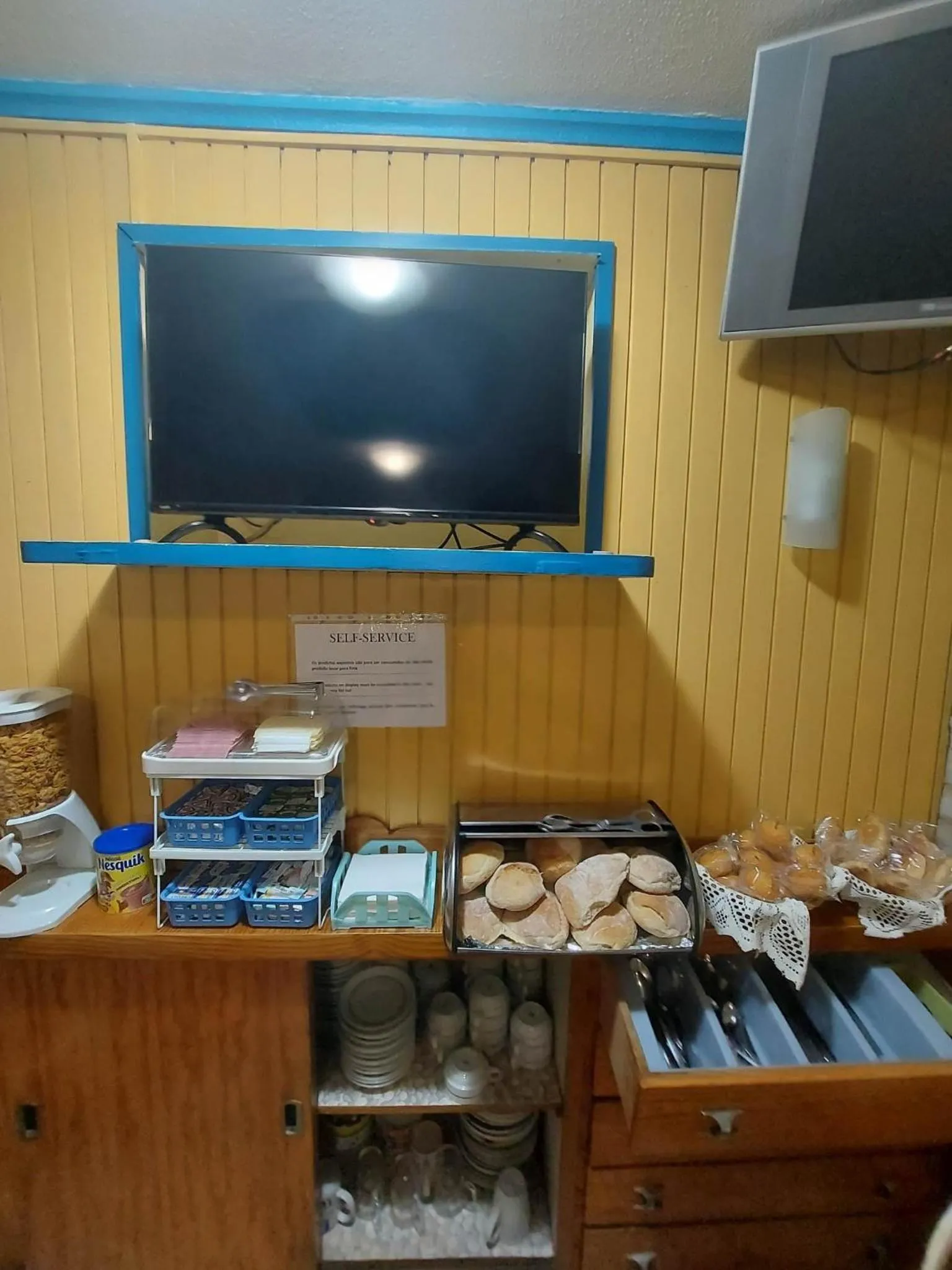 Buffet breakfast in Pensao Residencial Flor dos Cavaleiros