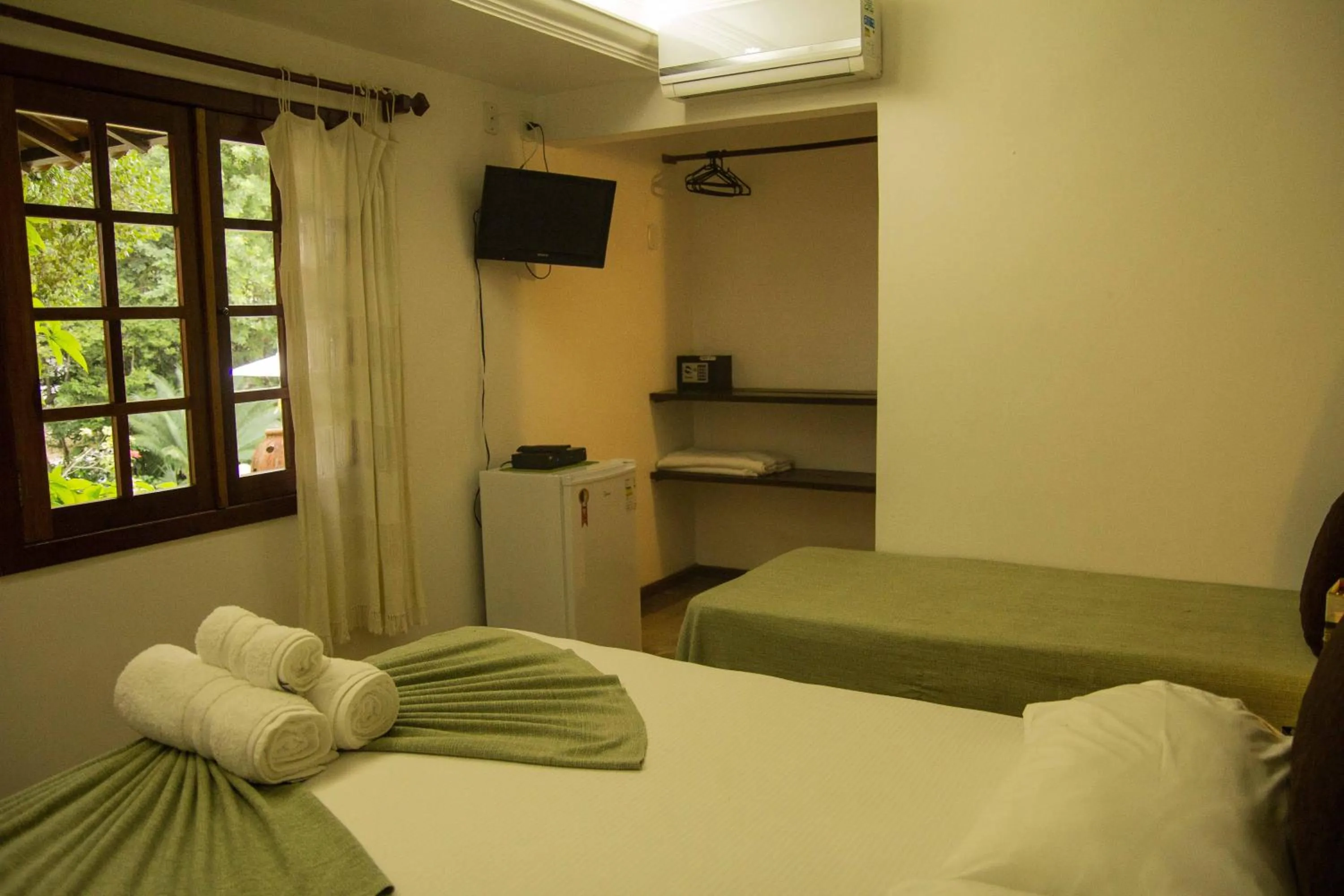 Photo of the whole room, Bed in Pousada Catamara