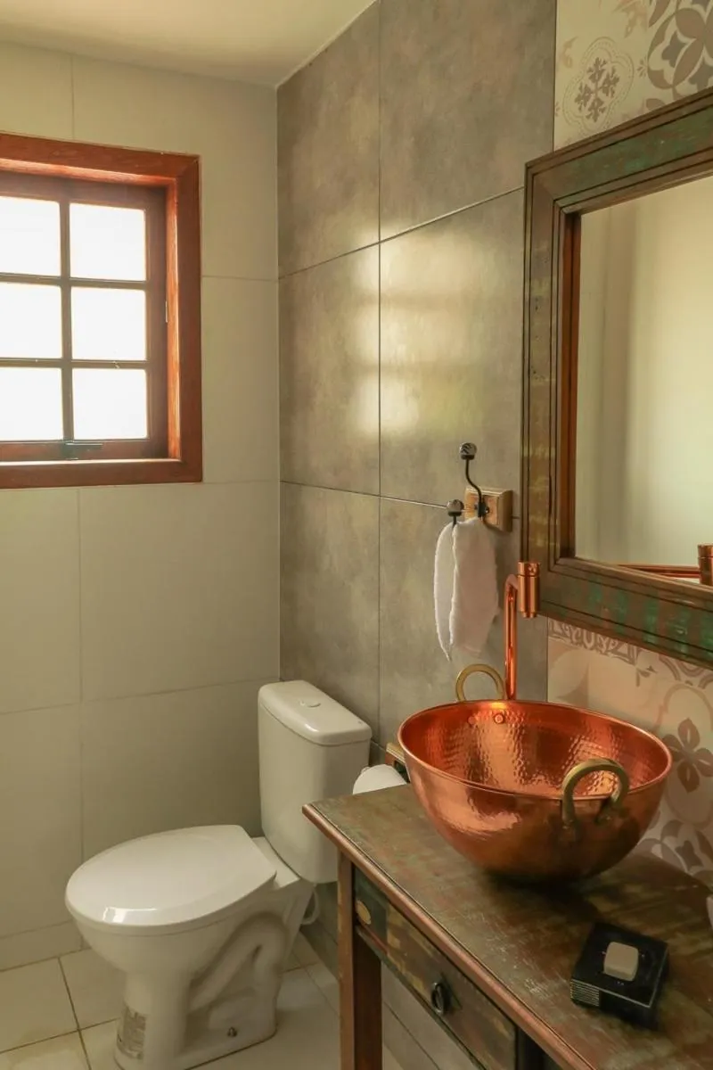 Toilet in Pousada Catamara