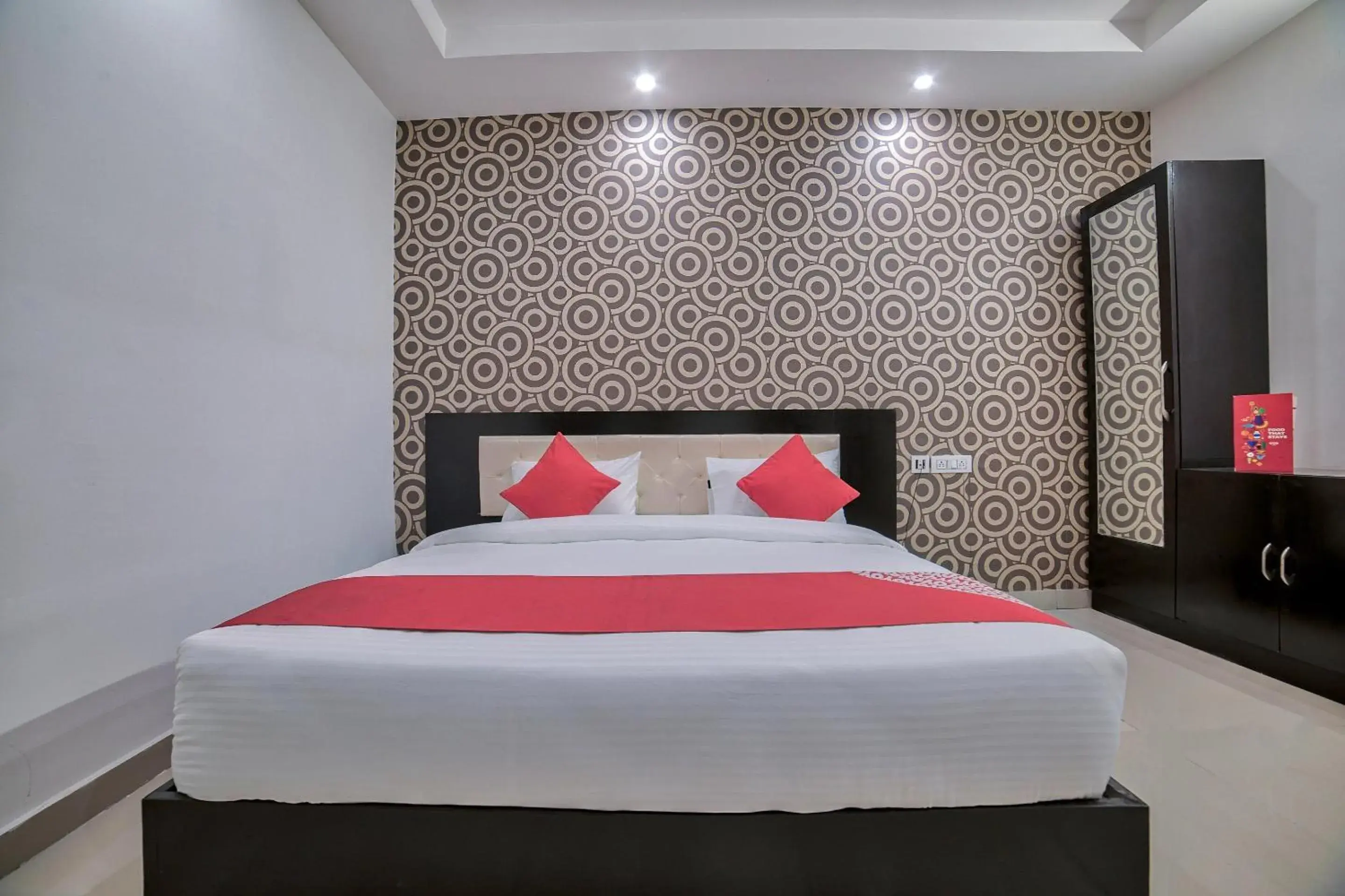 Bedroom, Bed in OYO Crown Residency