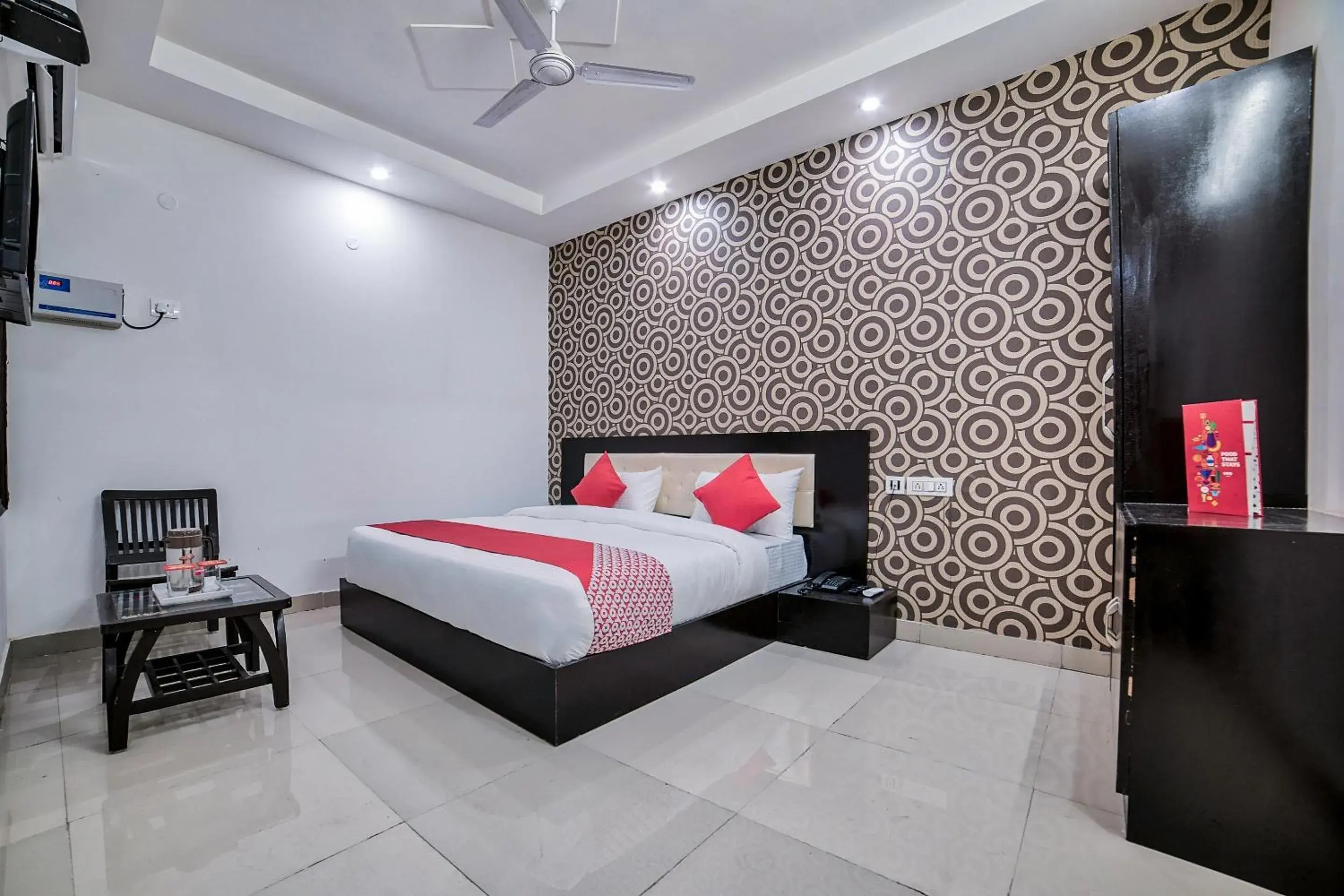 Bedroom, Bed in OYO Crown Residency