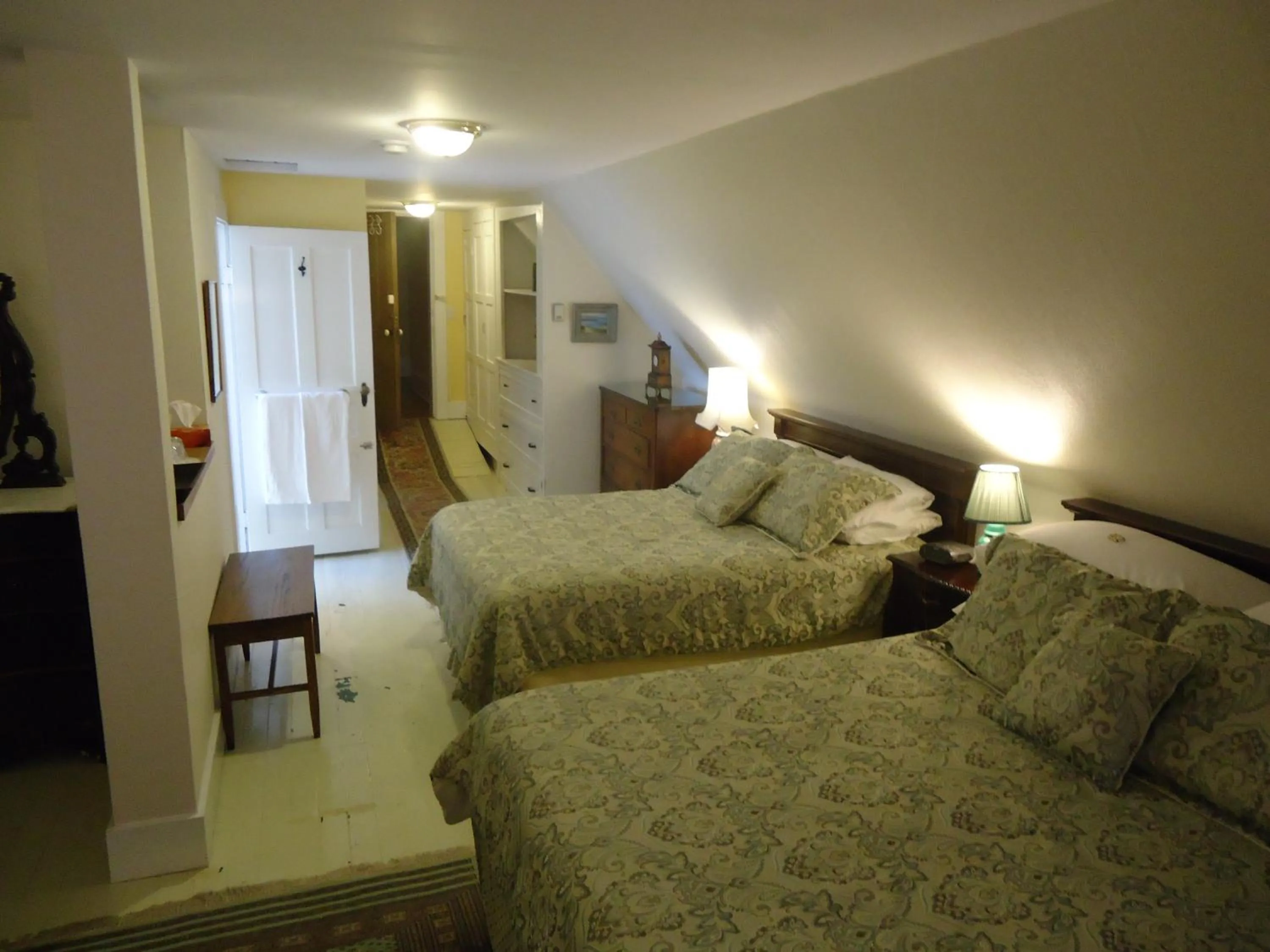 Bed in Governor's Mansion Inn