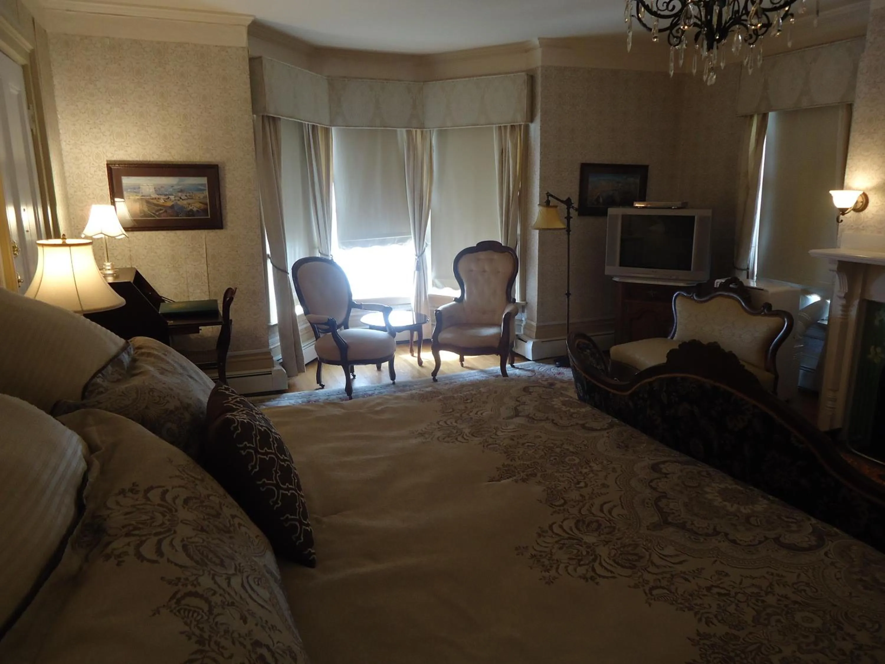 Seating area, Bed in Governor's Mansion Inn