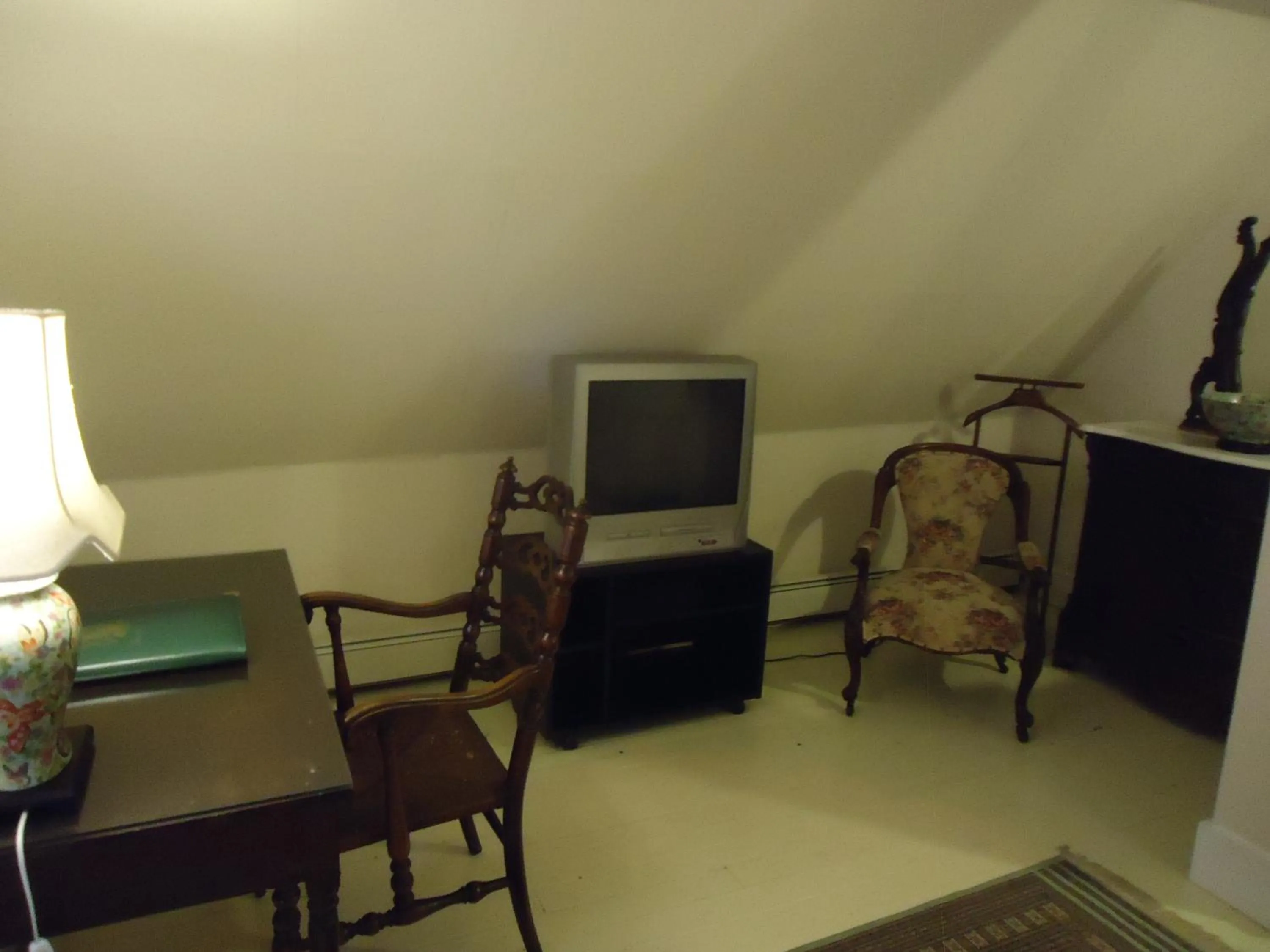 Seating area in Governor's Mansion Inn