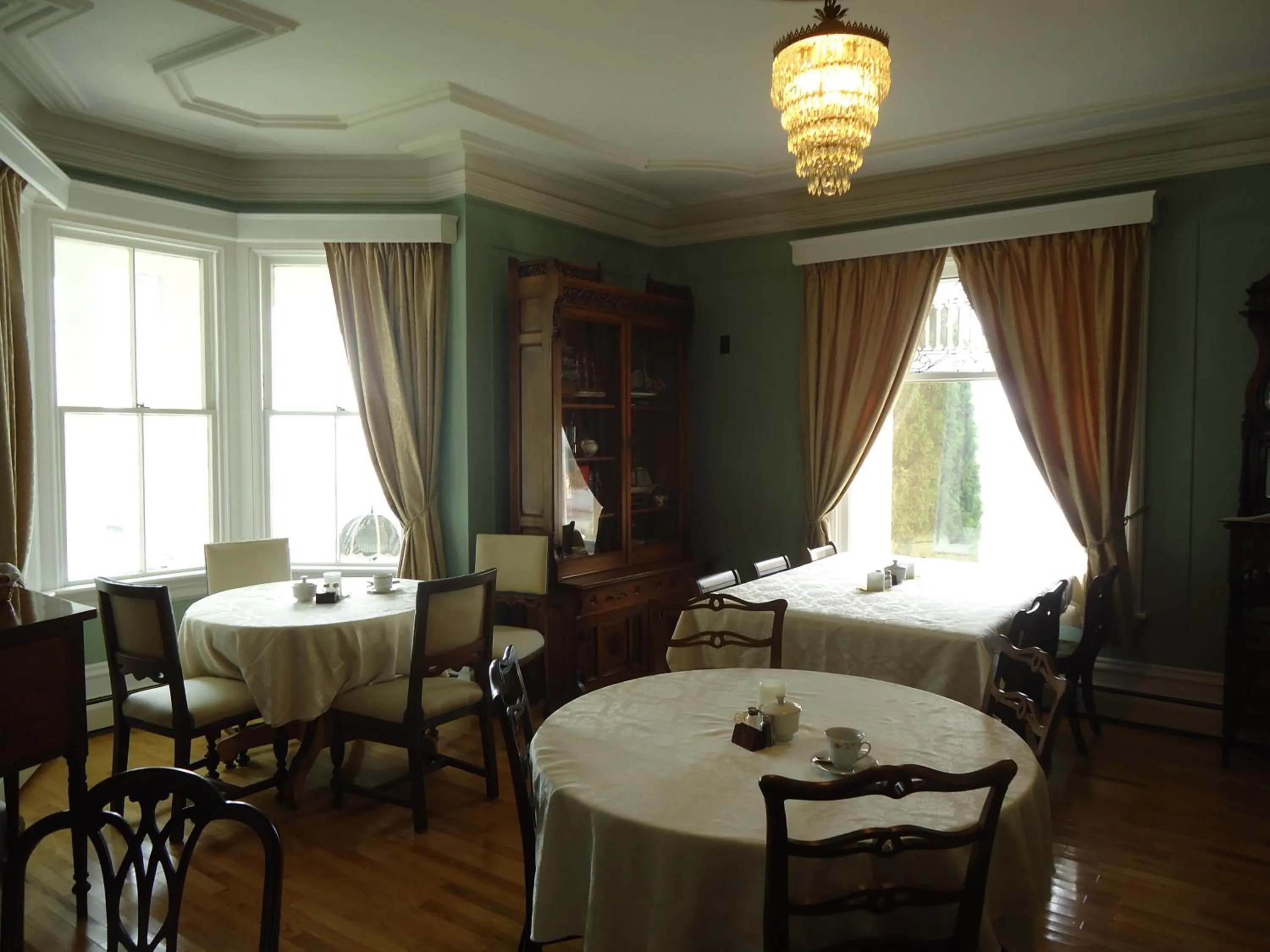 Restaurant/places to eat in Governor's Mansion Inn