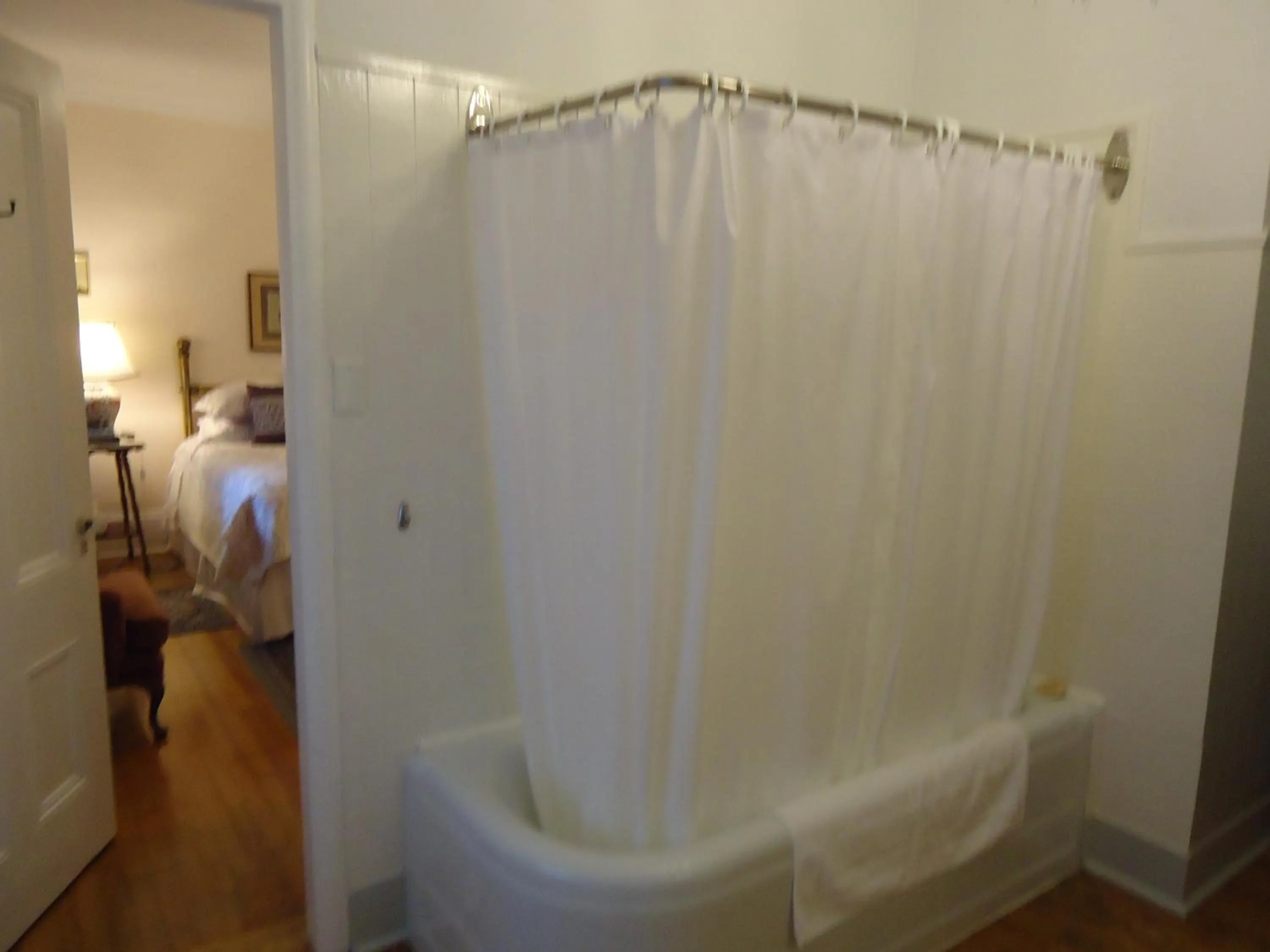 Bathroom, Bed in Governor's Mansion Inn