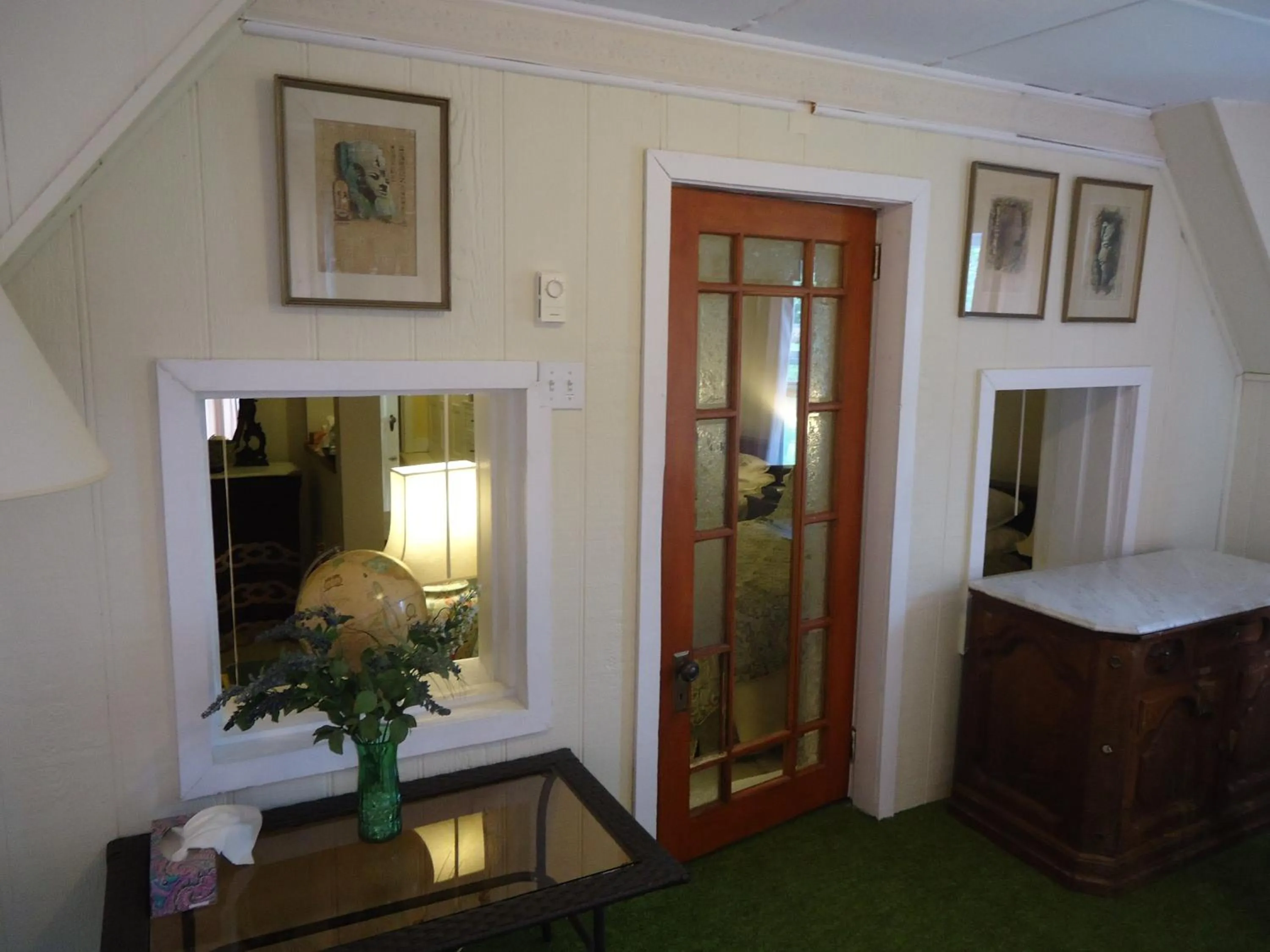 Seating area in Governor's Mansion Inn