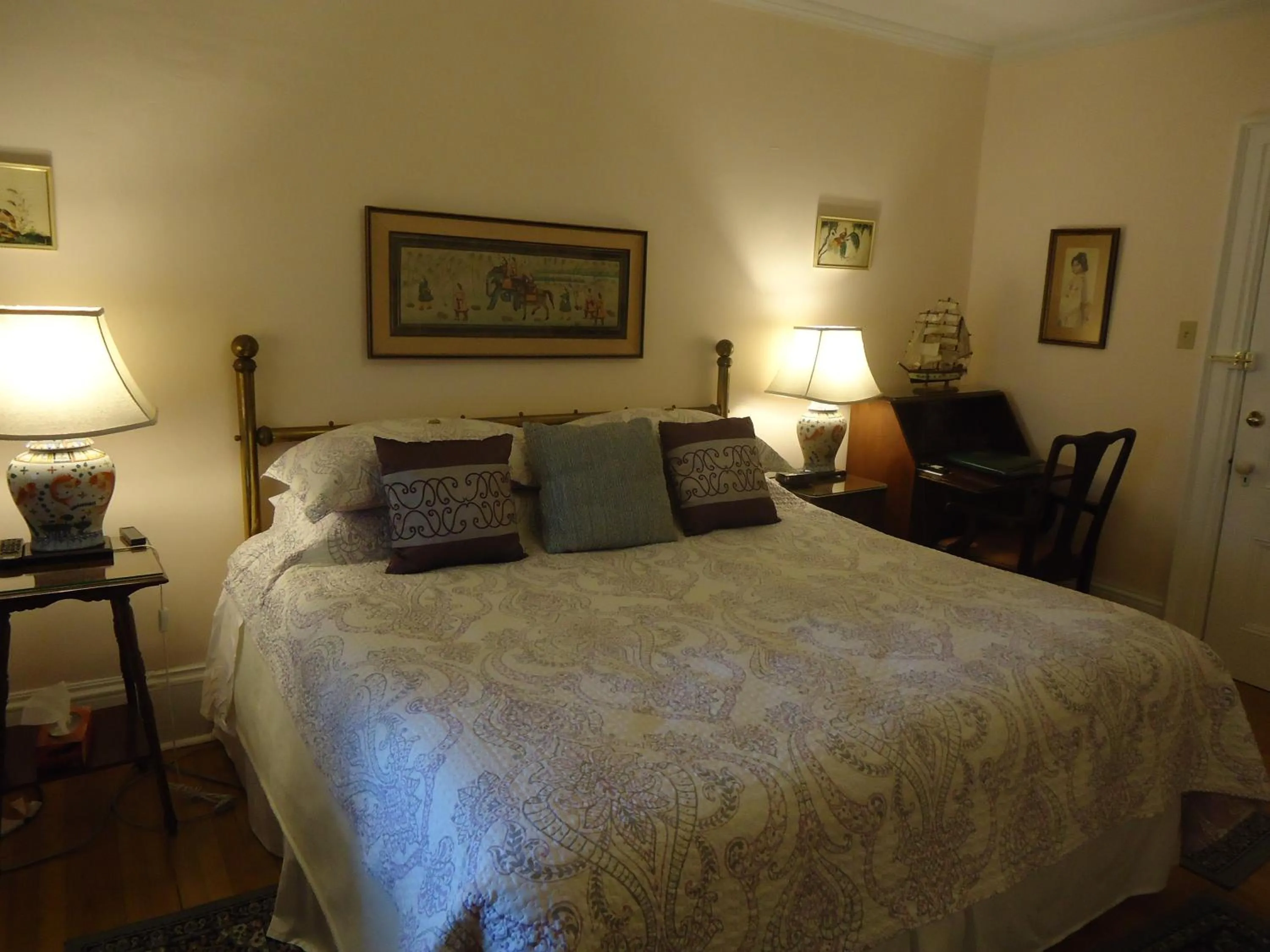 Bed in Governor's Mansion Inn