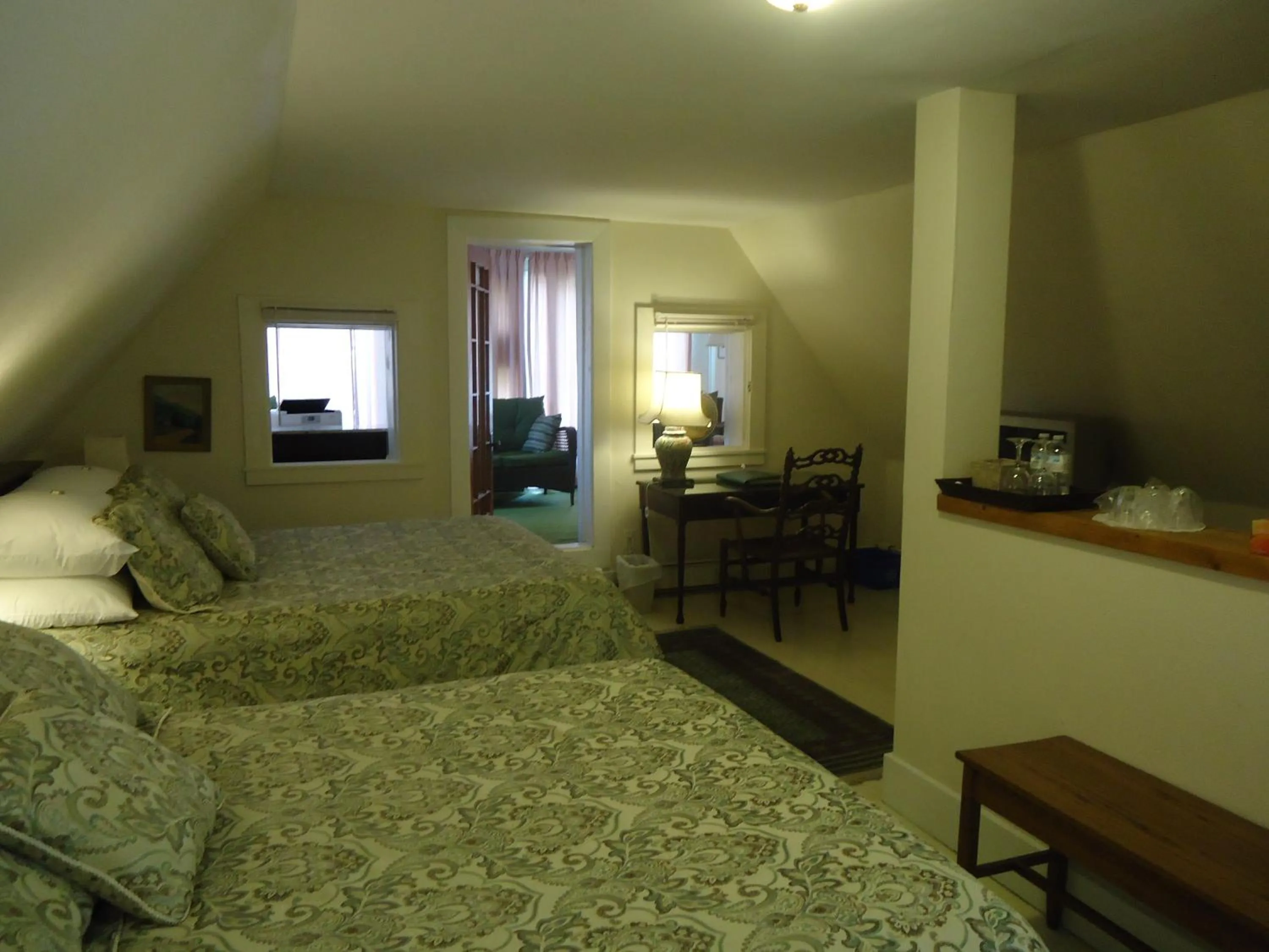 Bed in Governor's Mansion Inn