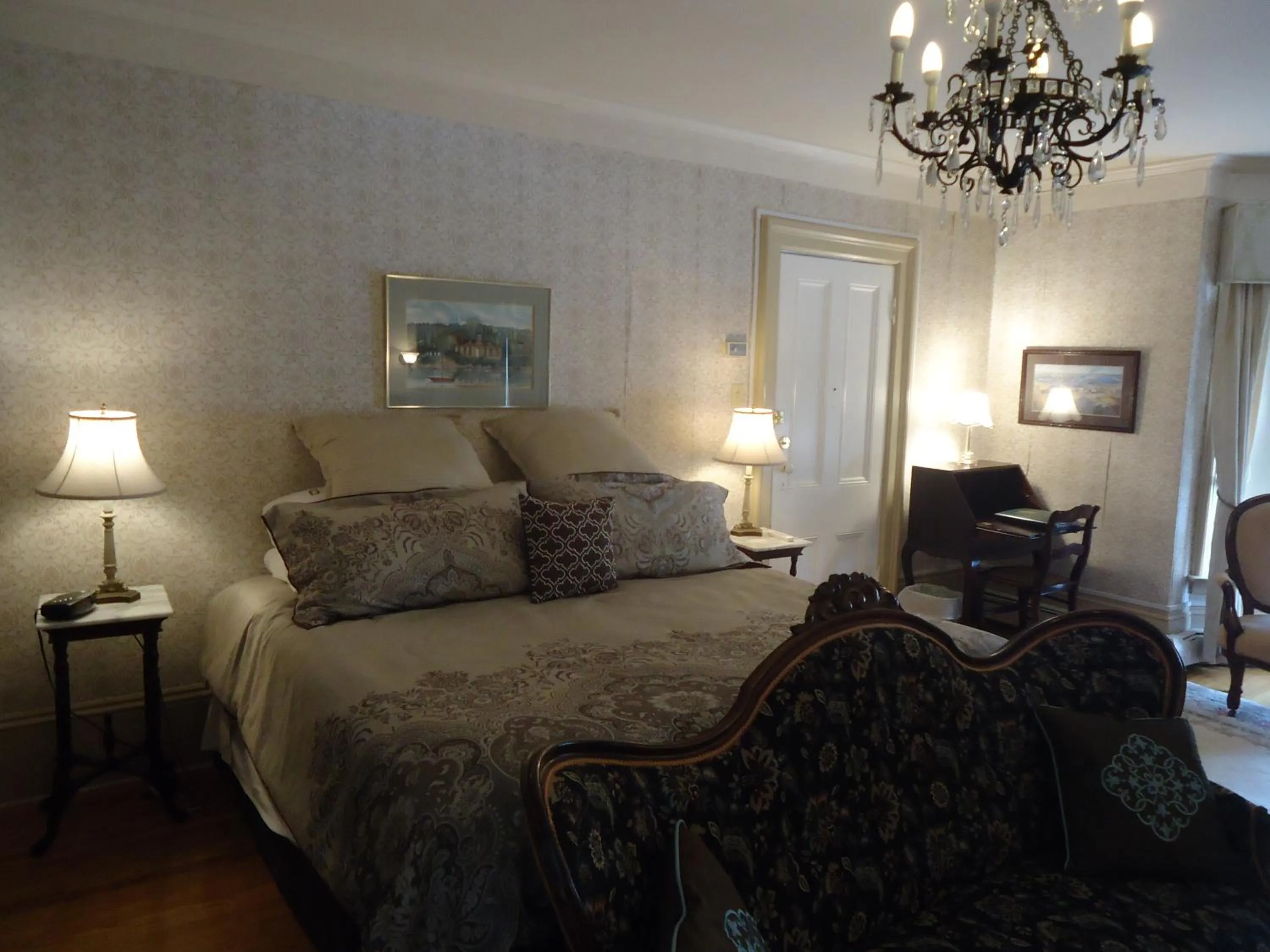 Bed in Governor's Mansion Inn
