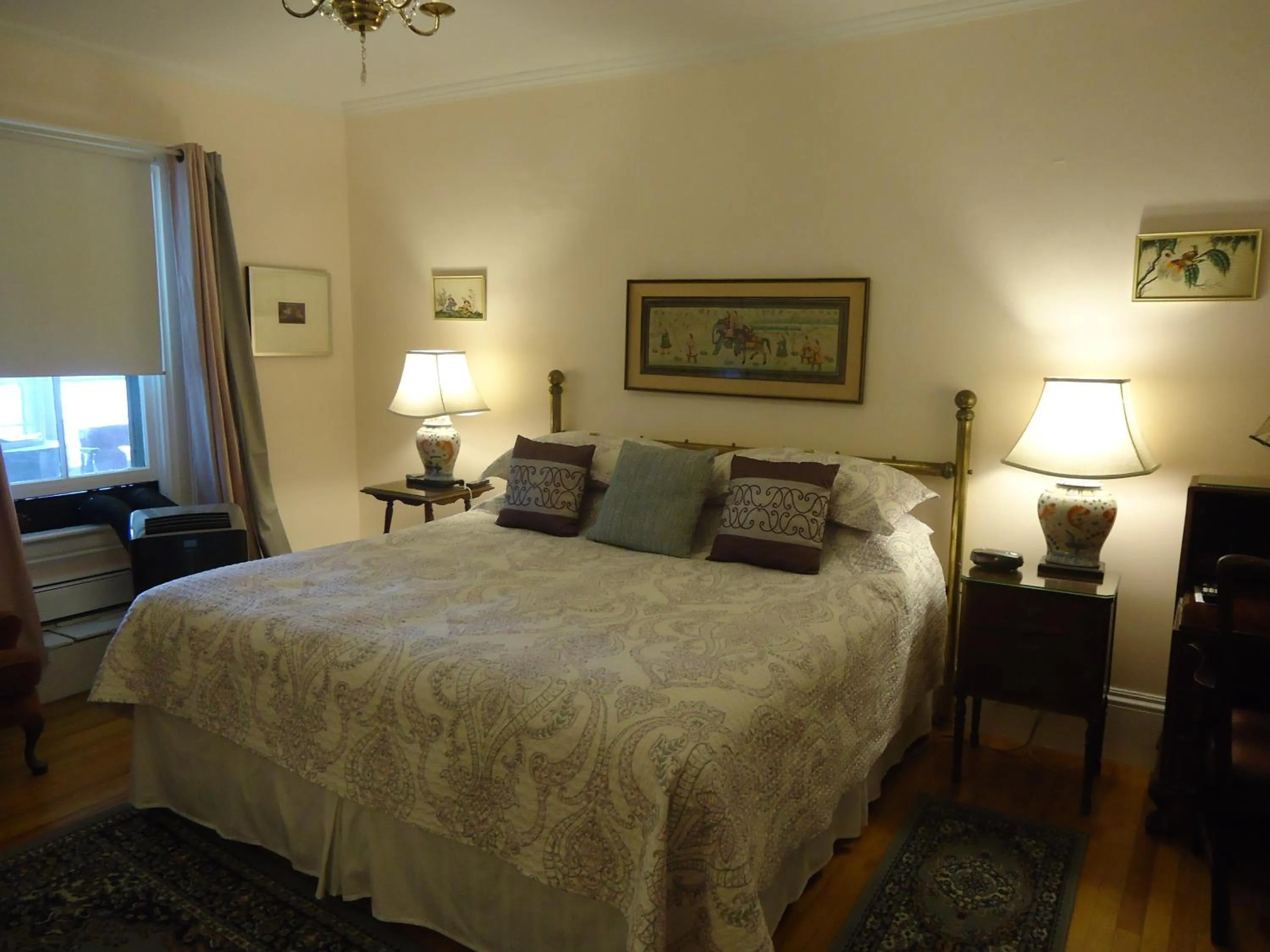 Bed in Governor's Mansion Inn