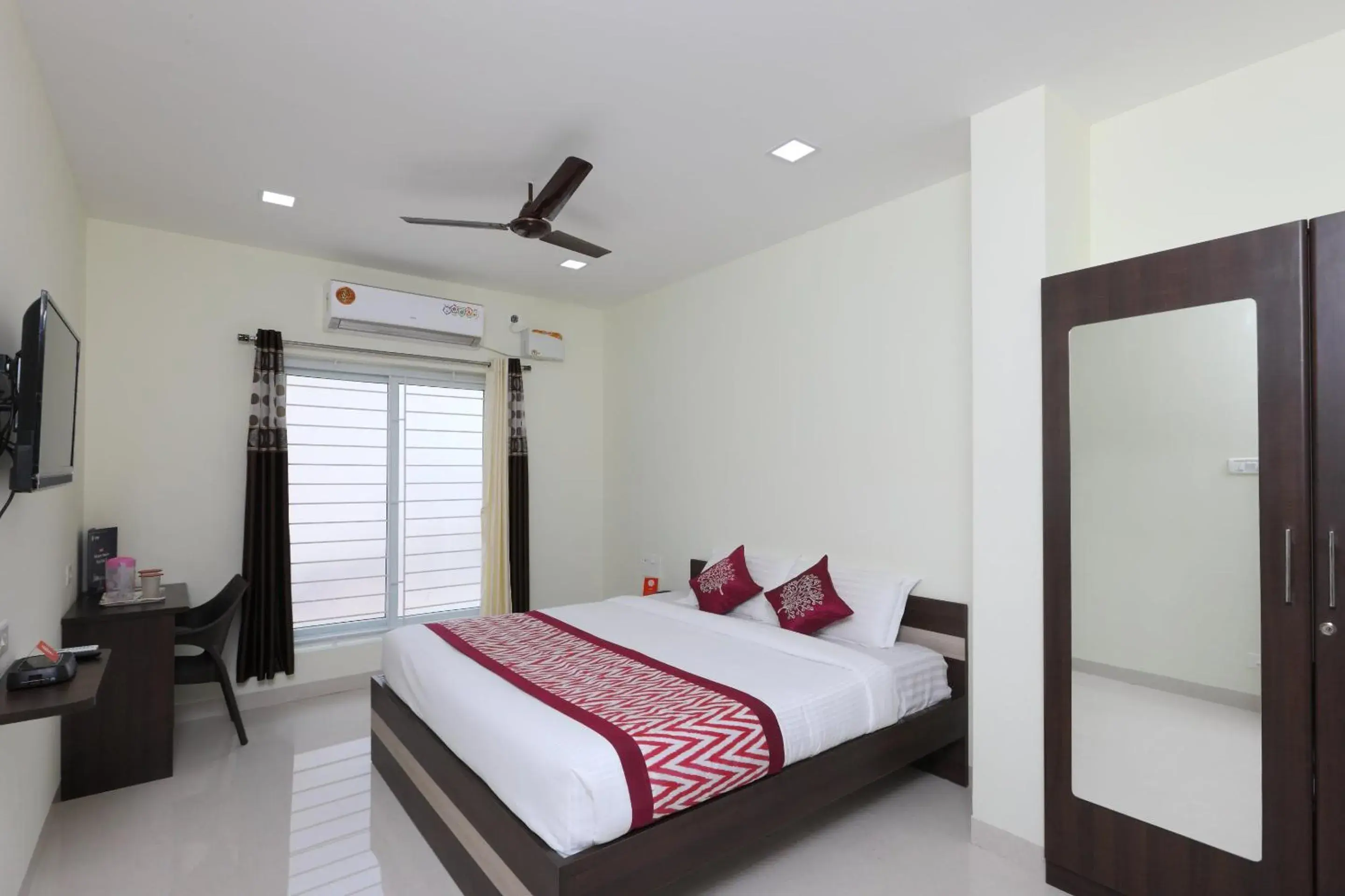 Bedroom in Super Hotel O Perfect Stay Near Meenambakkam Metro Station Bedroom in Super Hotel O Perfect Stay Near Meenambakkam Metro Station