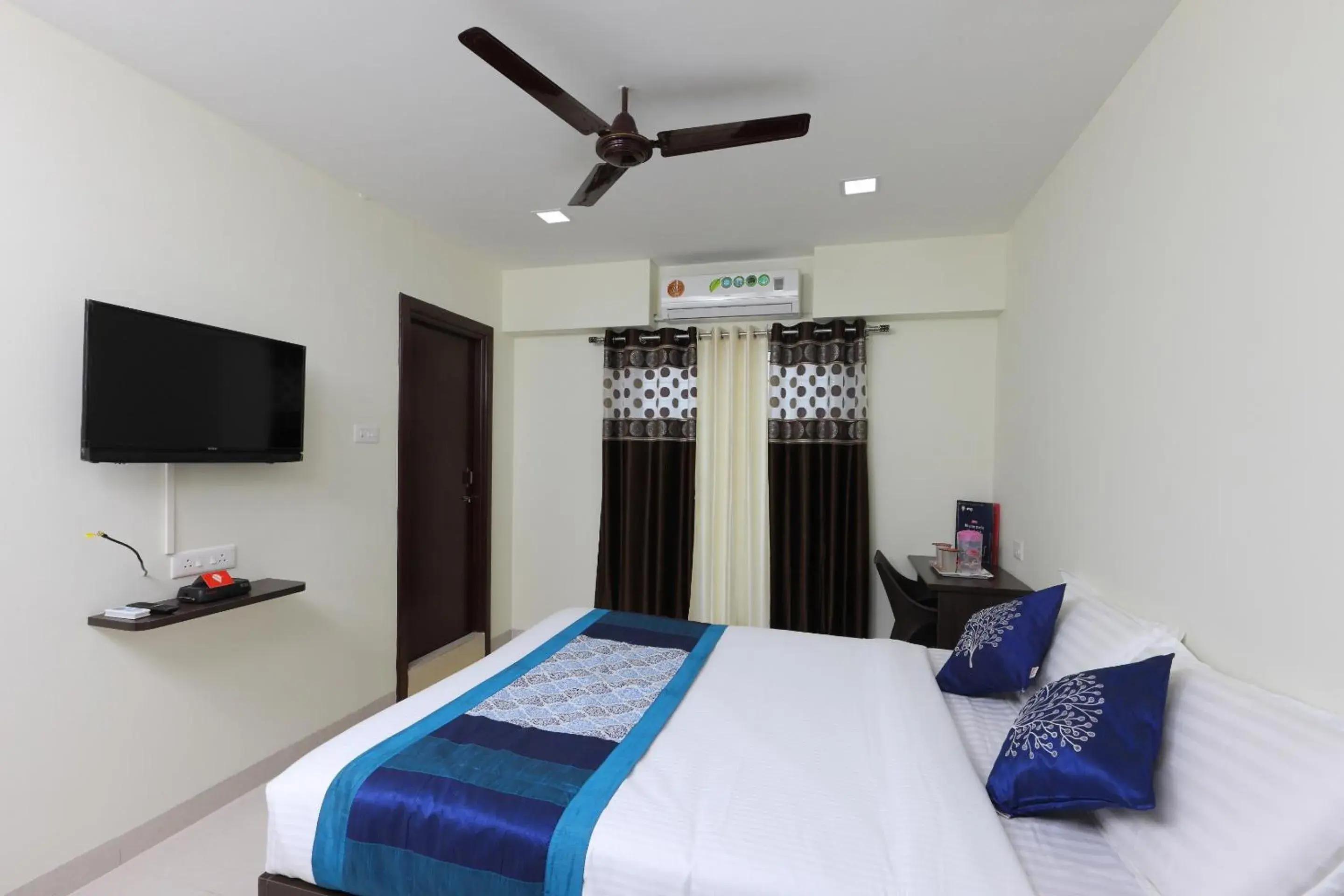 Bedroom in Super Hotel O Perfect Stay Near Meenambakkam Metro Station Bedroom in Super Hotel O Perfect Stay Near Meenambakkam Metro Station