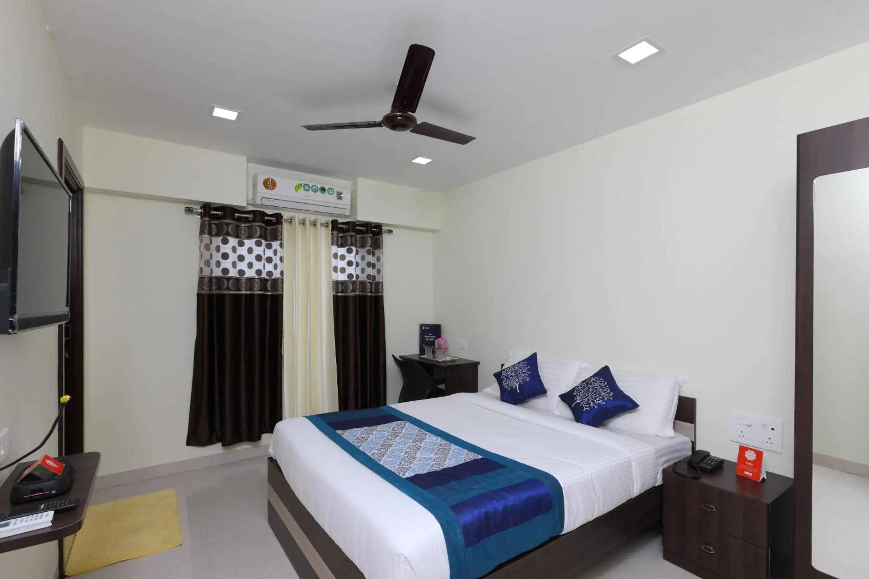 Bedroom in Super Hotel O Perfect Stay Near Meenambakkam Metro Station Bedroom in Super Hotel O Perfect Stay Near Meenambakkam Metro Station