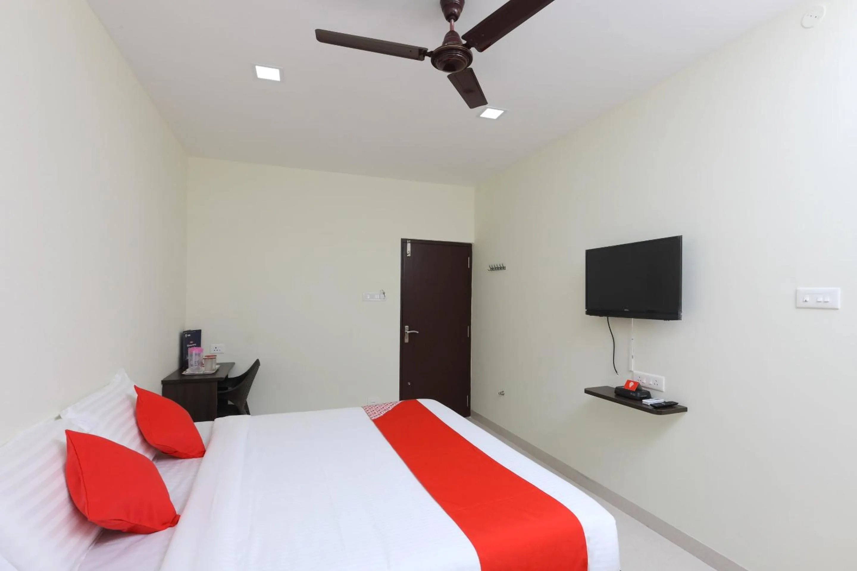 Bedroom, Bed in Super Hotel O Perfect Stay Near Meenambakkam Metro Station