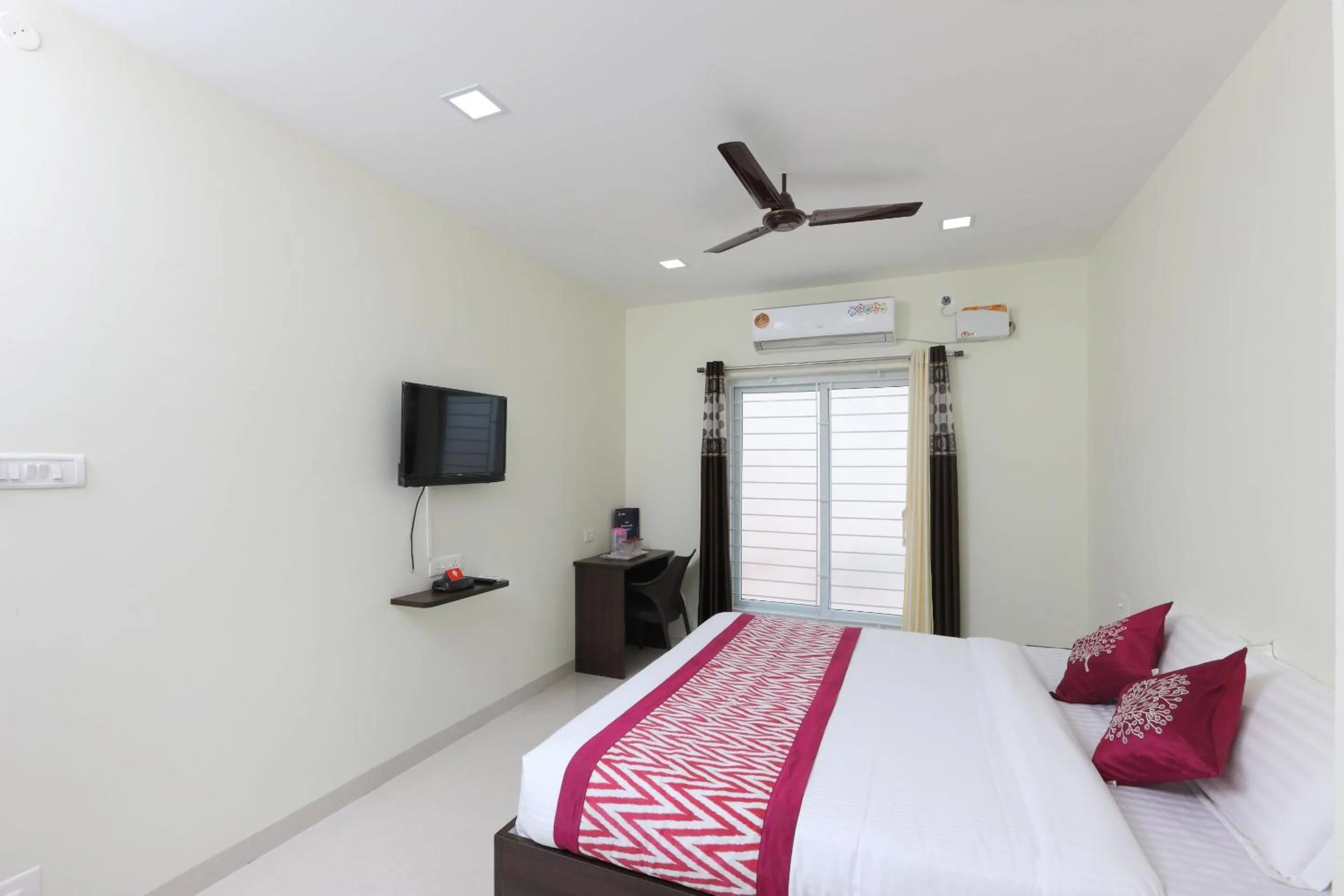 Bedroom, Bed in Super Hotel O Perfect Stay Near Meenambakkam Metro Station