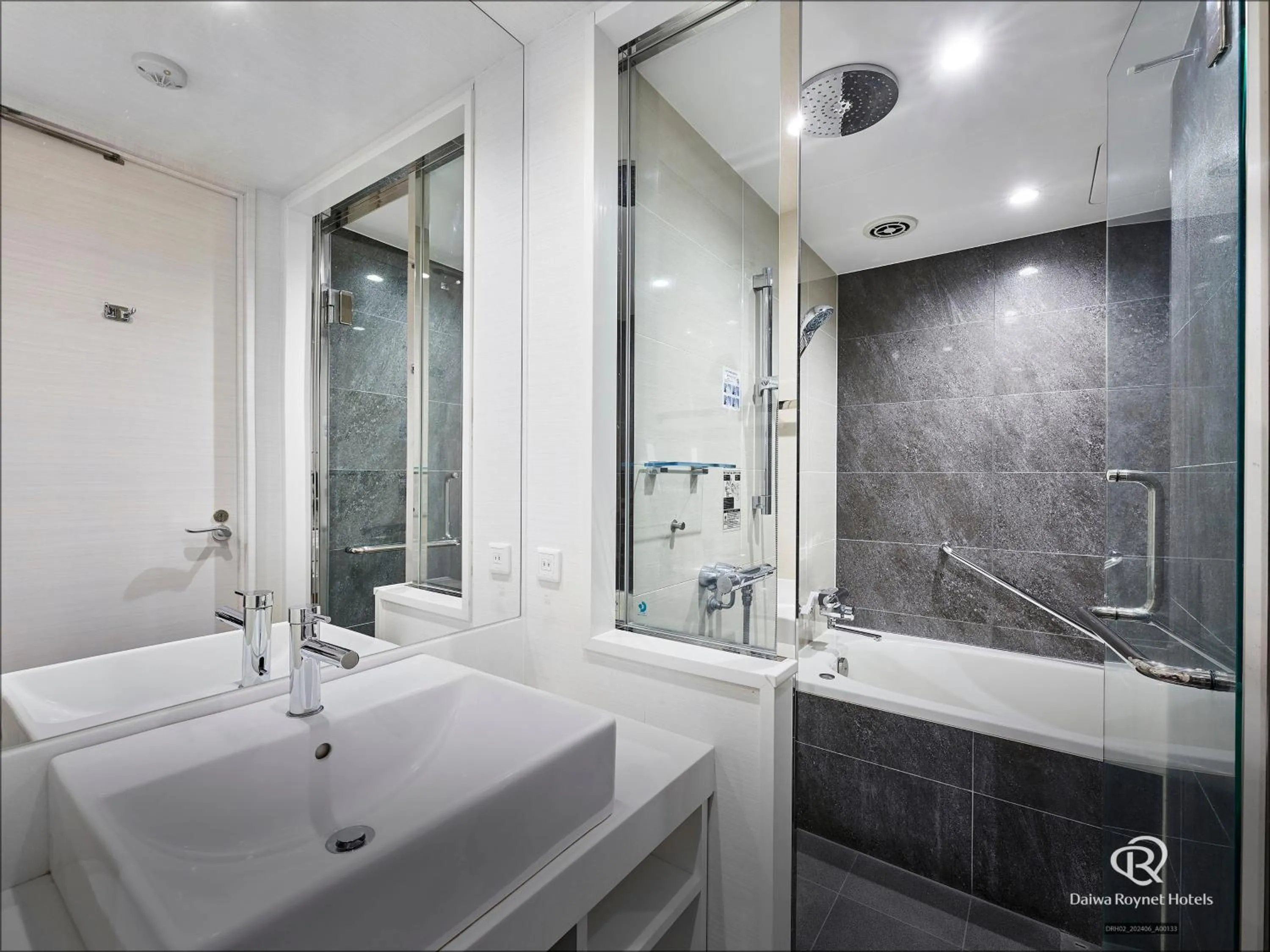 Shower in Daiwa Roynet Hotel Nishi-Shinjuku PREMIER