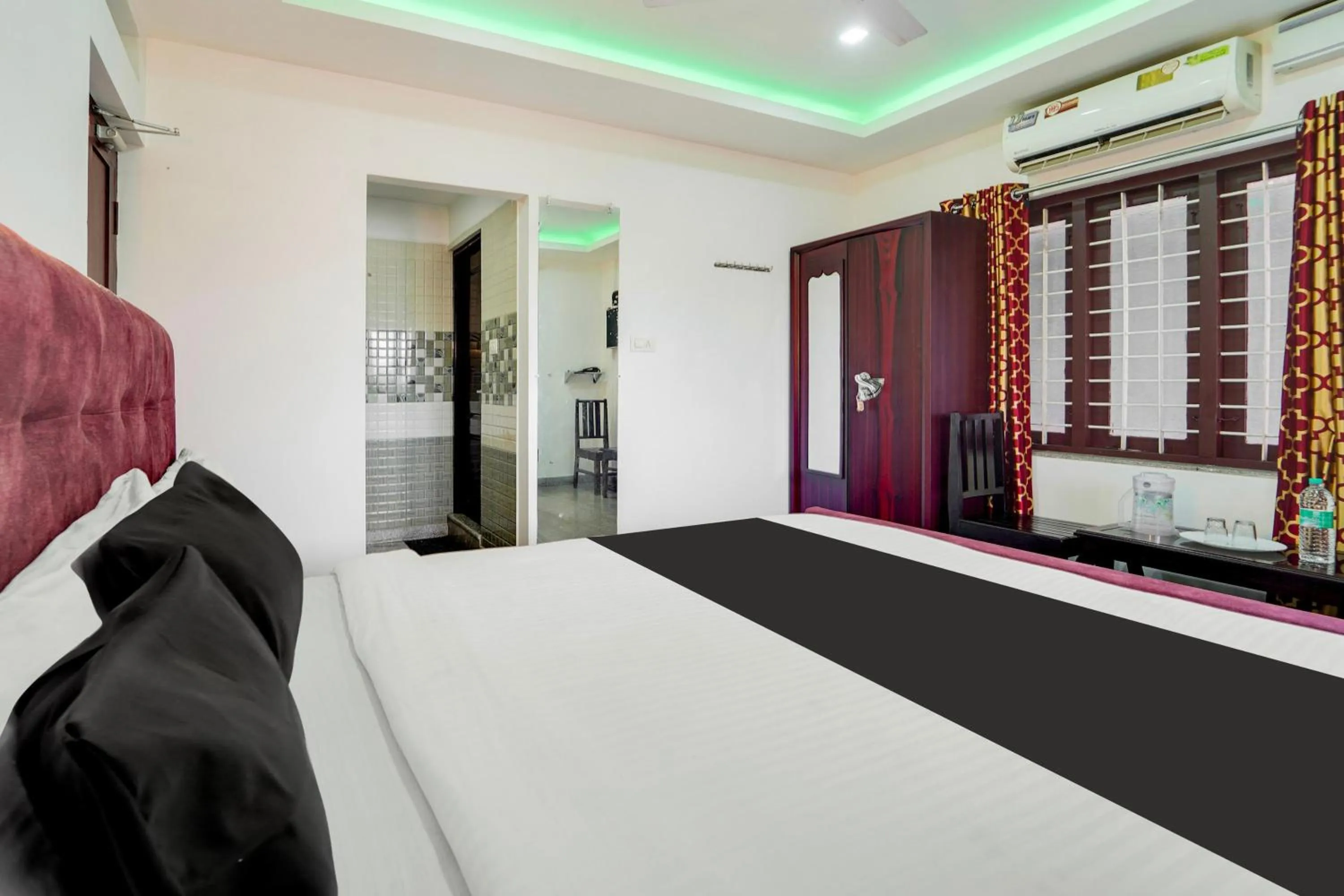 Bedroom, Bed in Super Hotel O Aluva Town