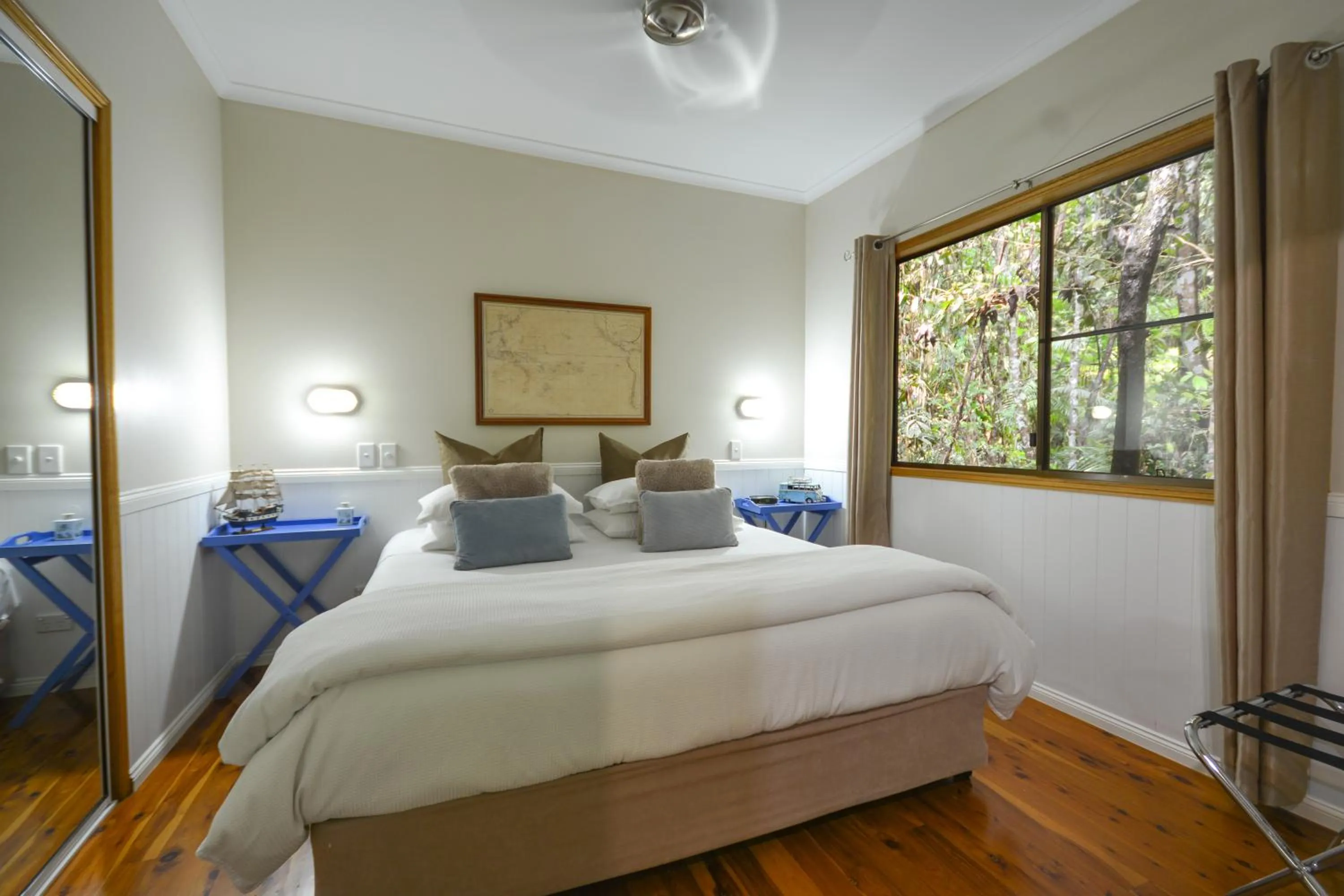 Photo of the whole room, Bed in Crater Lakes Rainforest Cottages