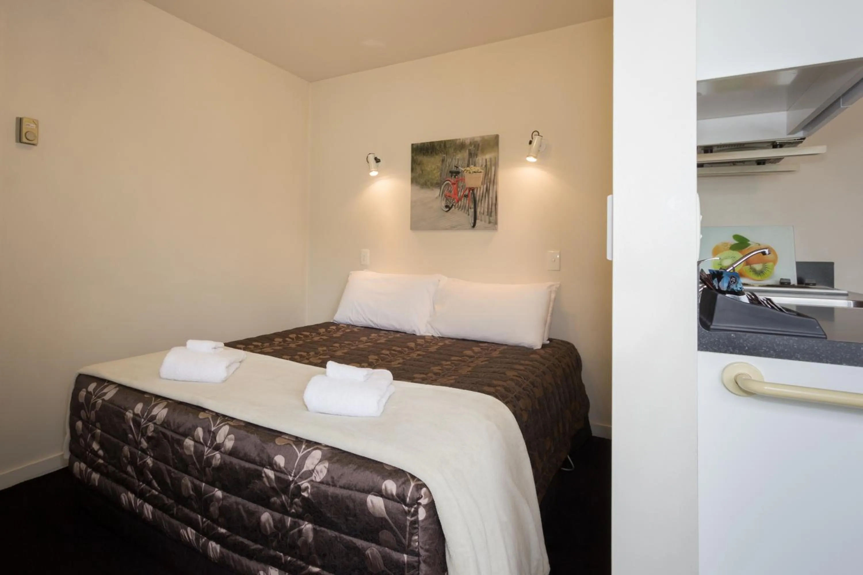 Bedroom, Bed in Caples Court Motel & Apartments