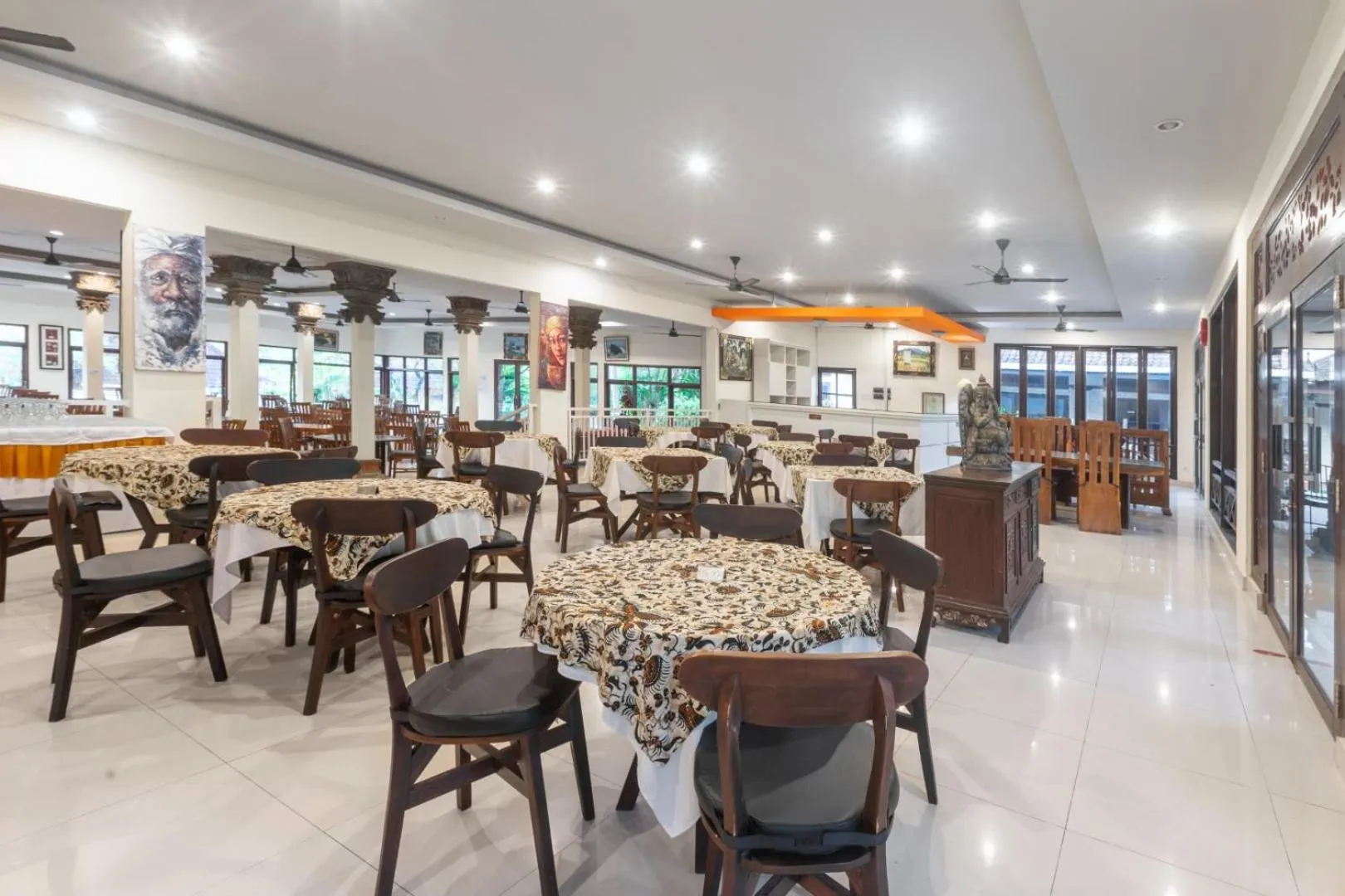 Restaurant/places to eat in Dewi Sinta Hotel and Restaurant