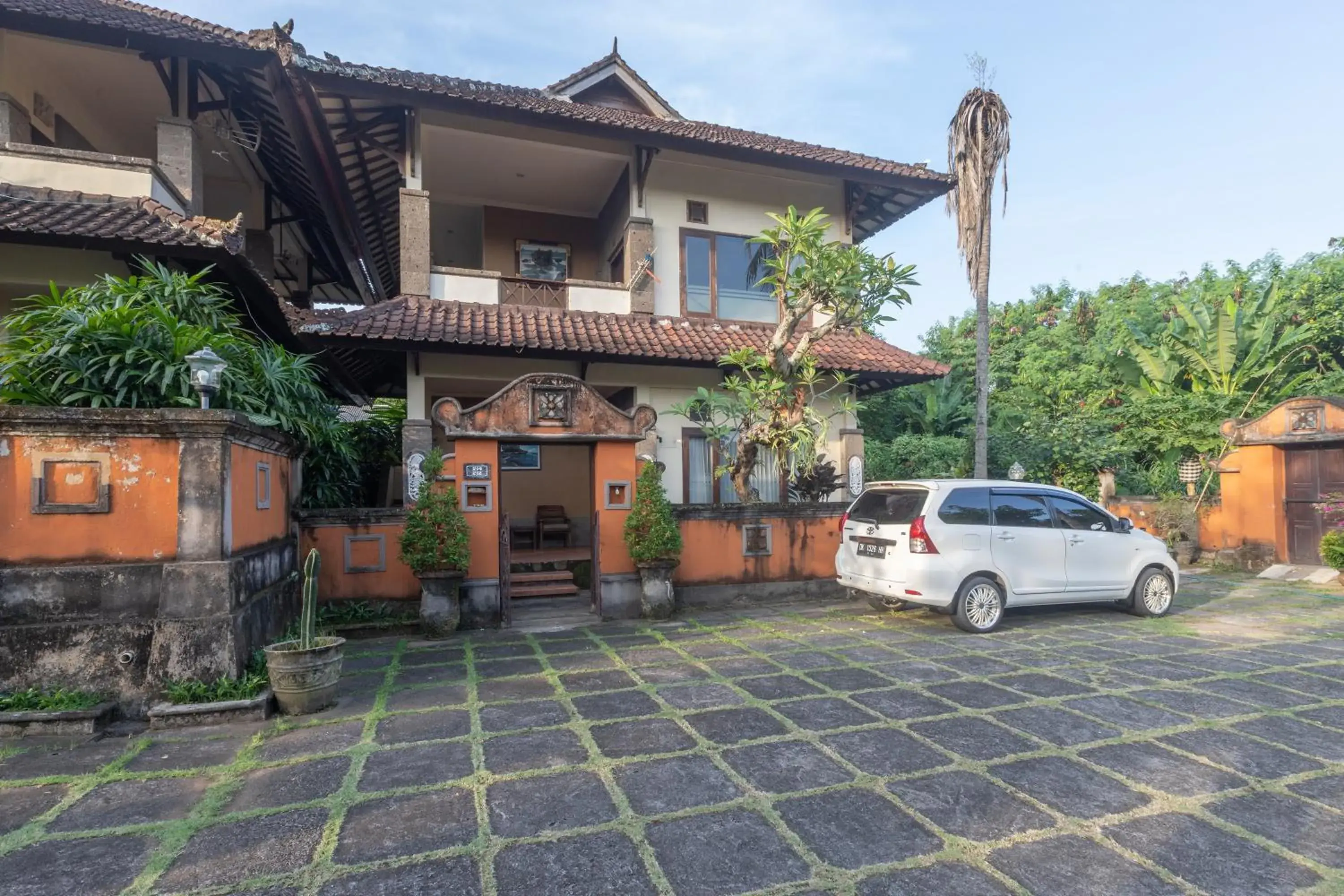 Property building in Dewi Sinta Hotel and Restaurant Property building in Dewi Sinta Hotel and Restaurant