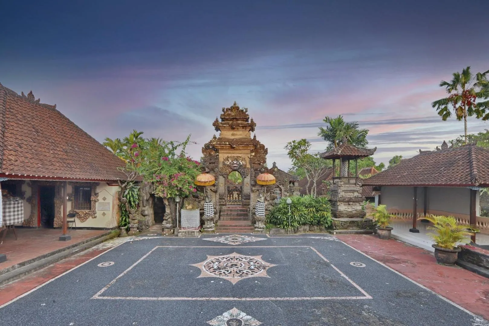 Area and facilities in Dewi Sinta Hotel and Restaurant