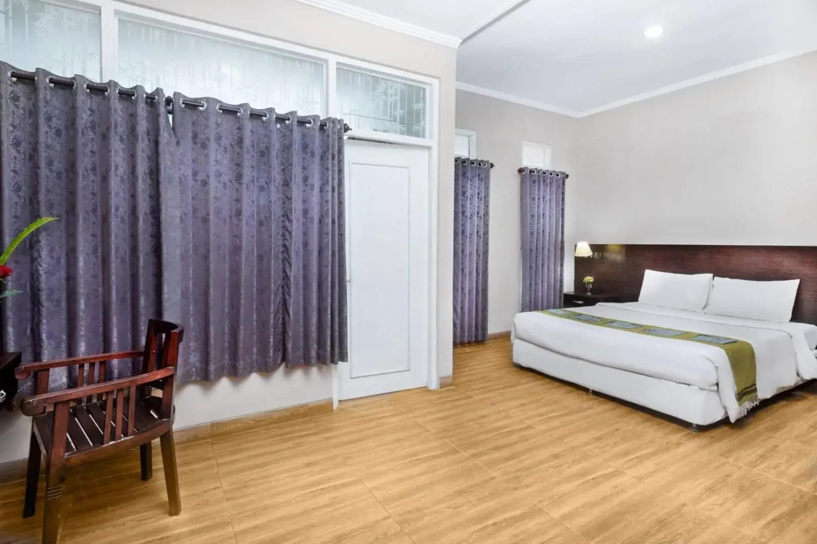 Photo of the whole room, Bed in Dewi Sinta Hotel and Restaurant Photo of the whole room, Bed in Dewi Sinta Hotel and Restaurant