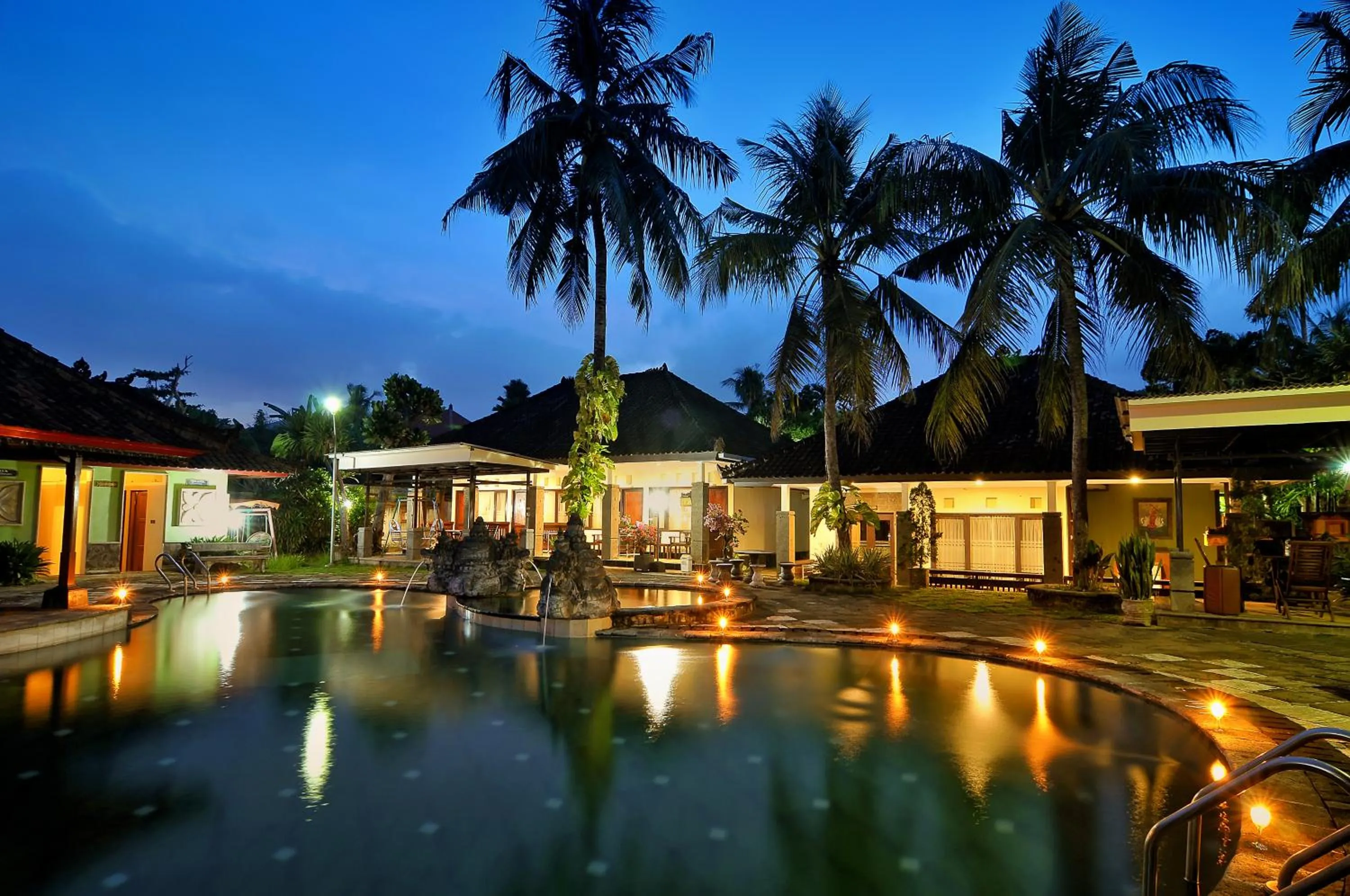 Swimming pool in Dewi Sinta Hotel and Restaurant
