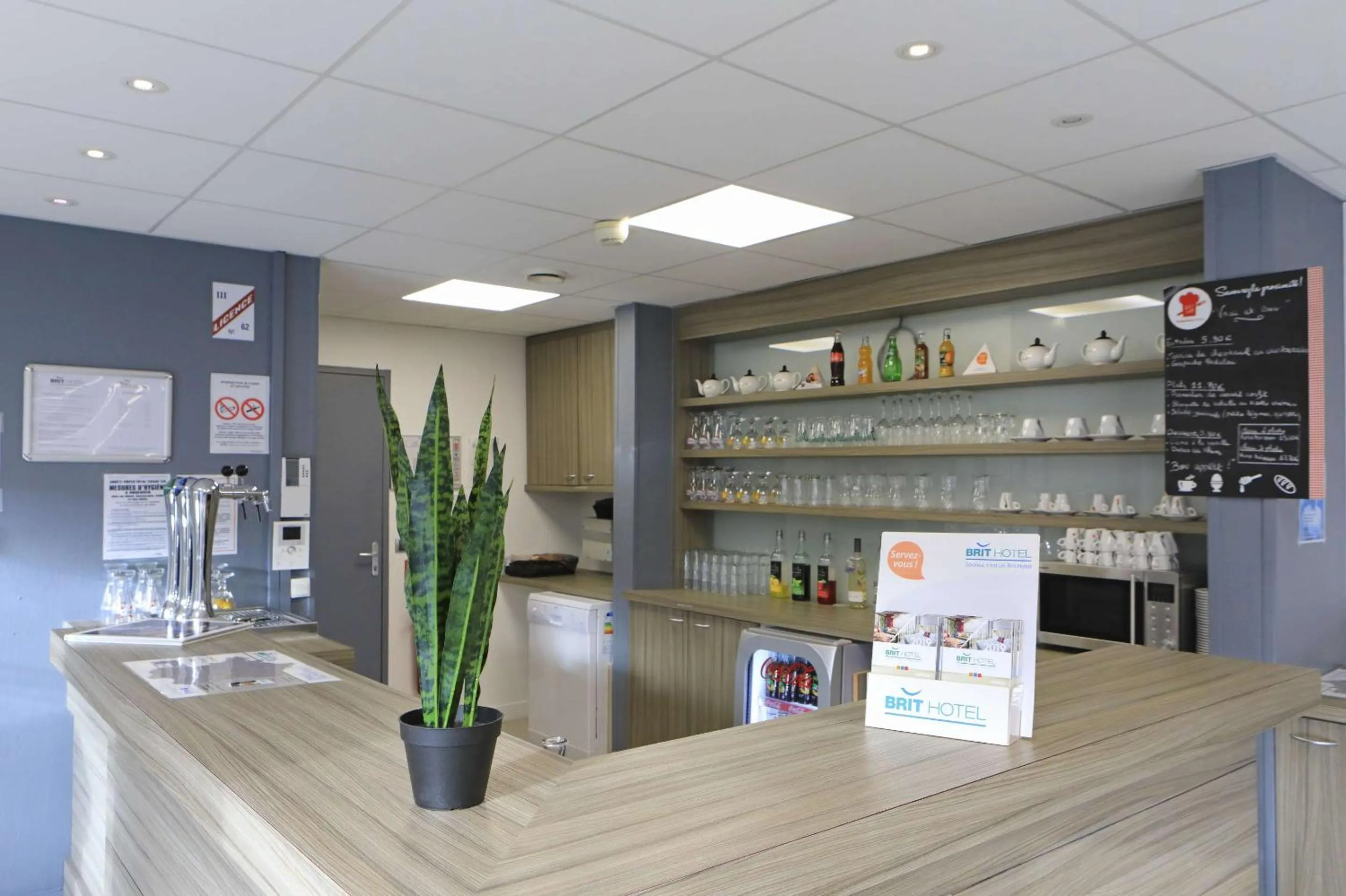 Restaurant/places to eat in Brit Hotel Le Polder