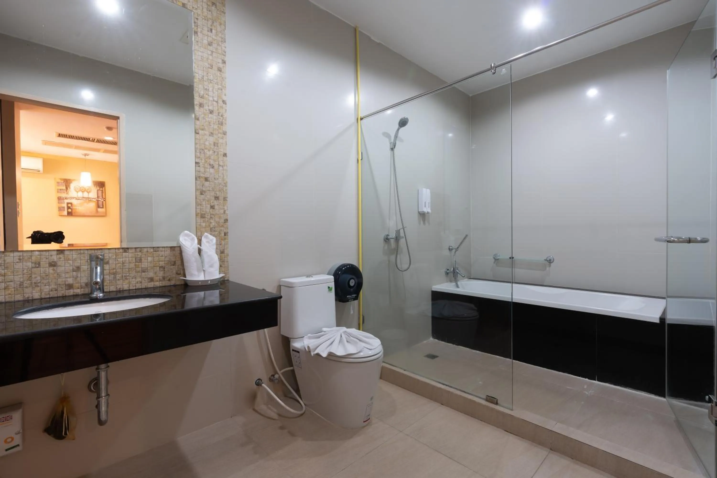 Bathroom in Greenview Ekkamai10 Suite