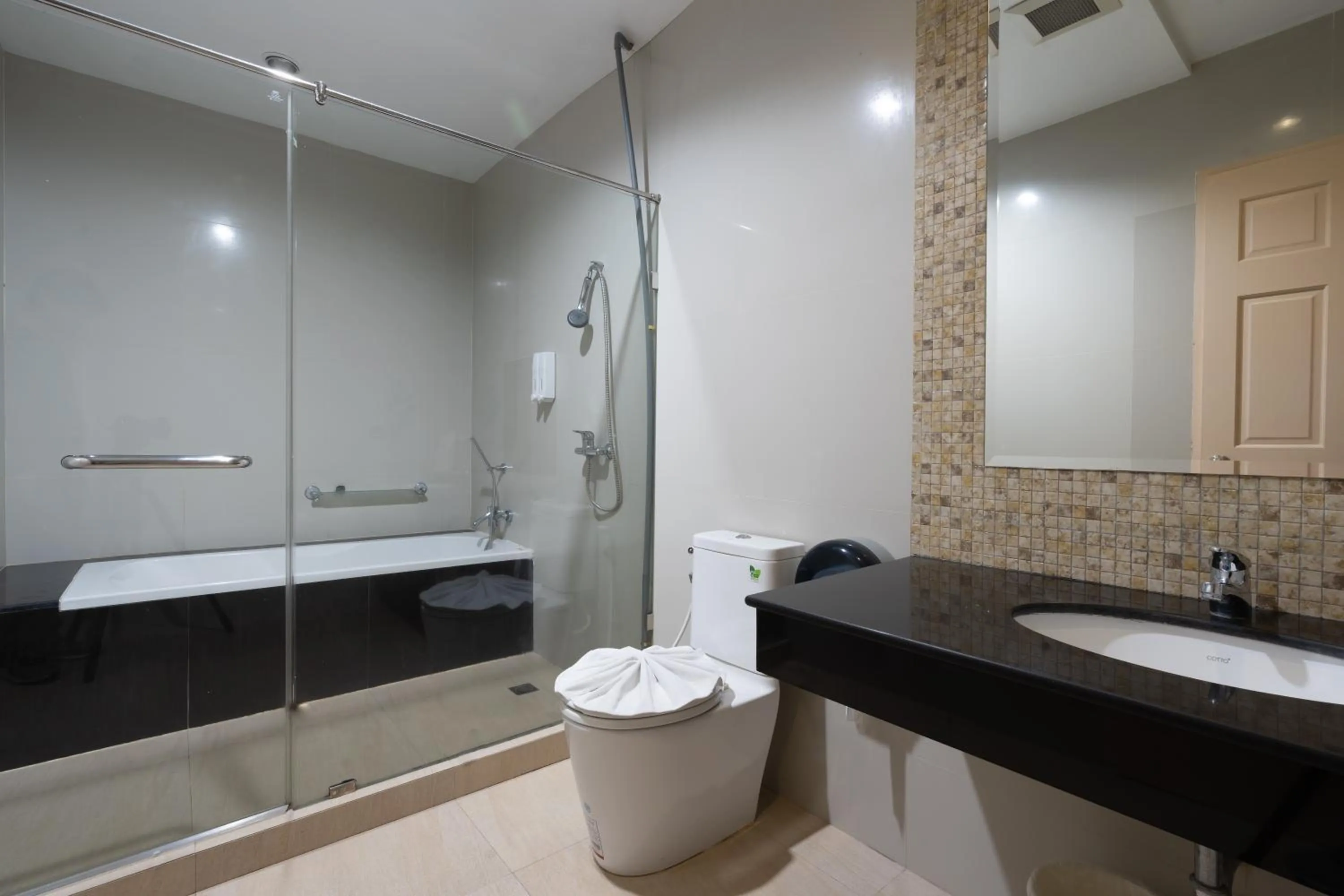 Bathroom in Greenview Ekkamai10 Suite