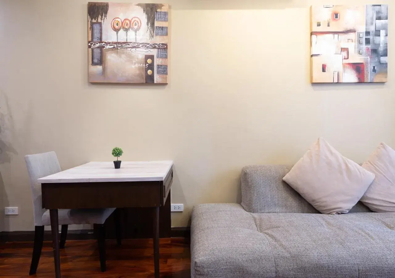 Seating area in Greenview Ekkamai10 Suite Seating area in Greenview Ekkamai10 Suite