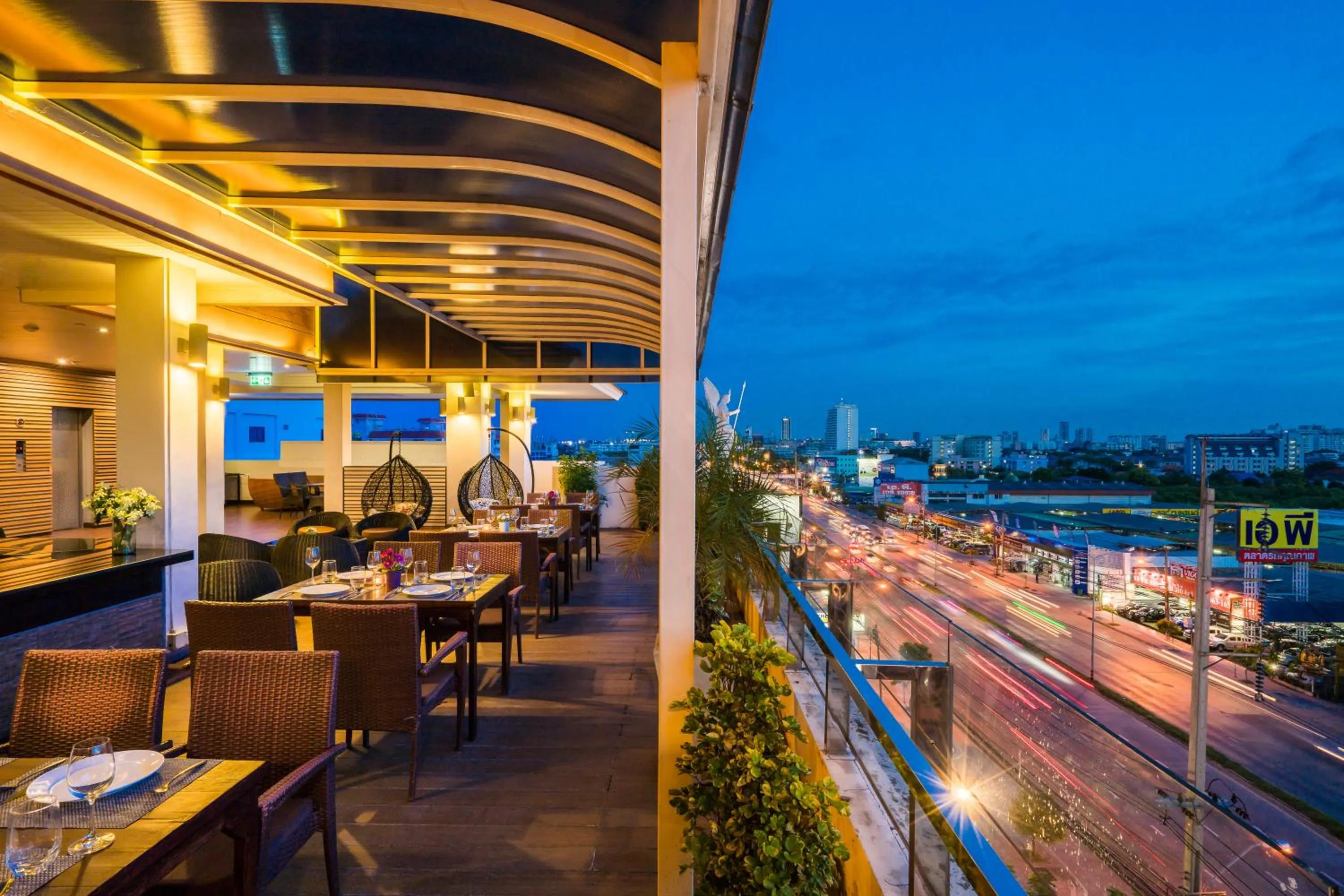 Restaurant/places to eat in Grand Lord Boutique Hotel -Srinakarin