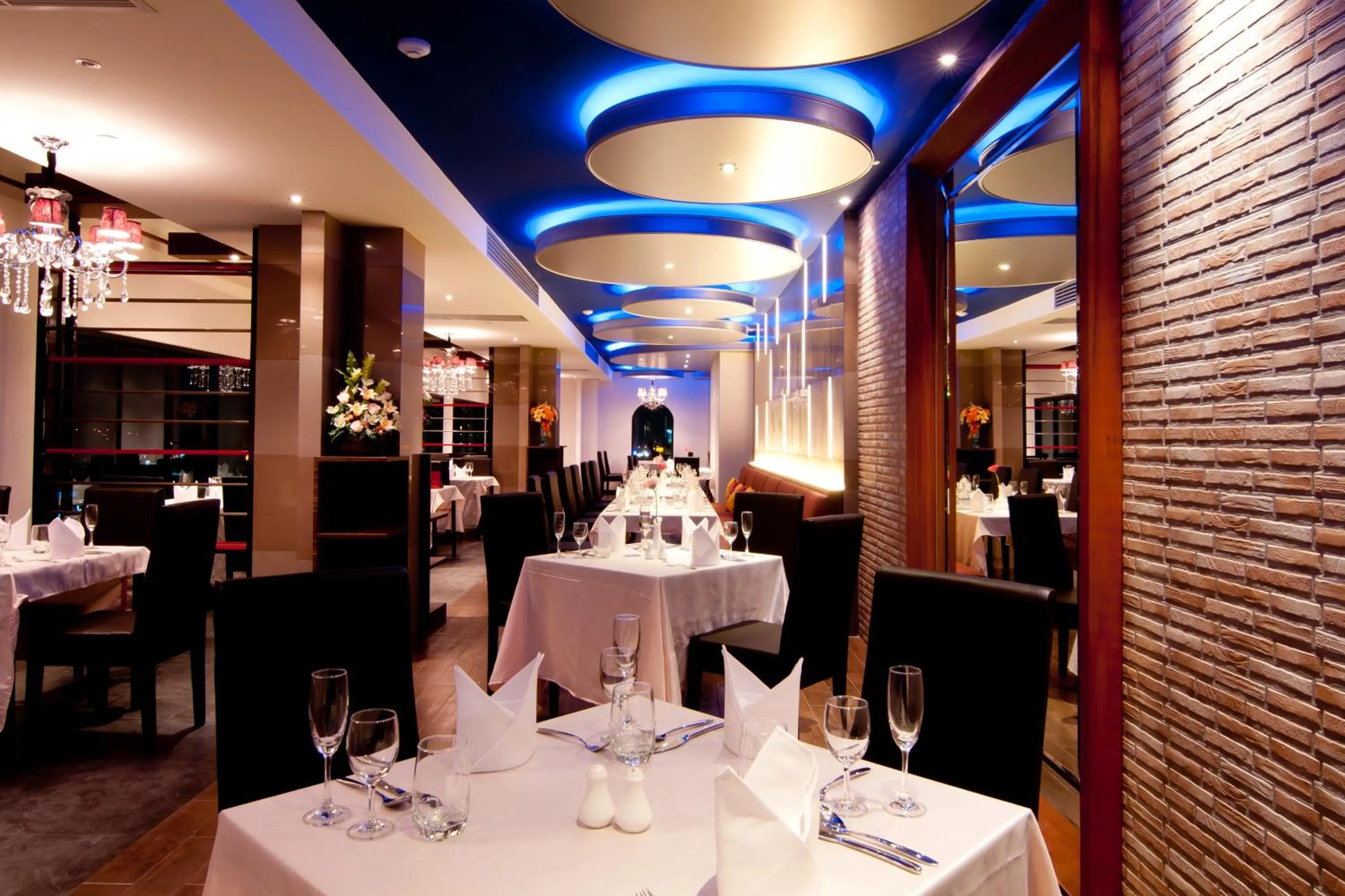 Restaurant/places to eat in Grand Lord Boutique Hotel -Srinakarin