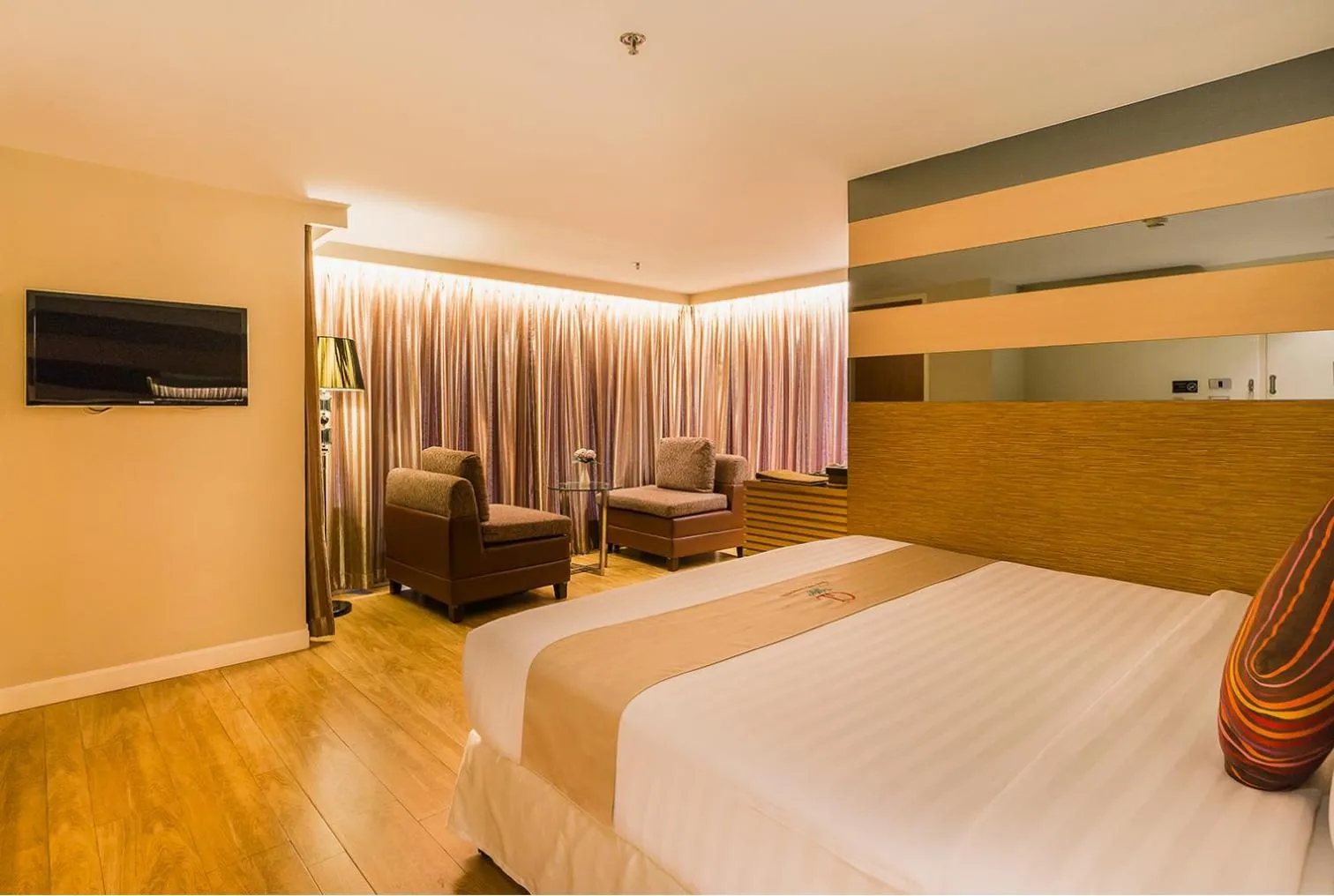 Photo of the whole room, Bed in Grand Lord Boutique Hotel -Srinakarin