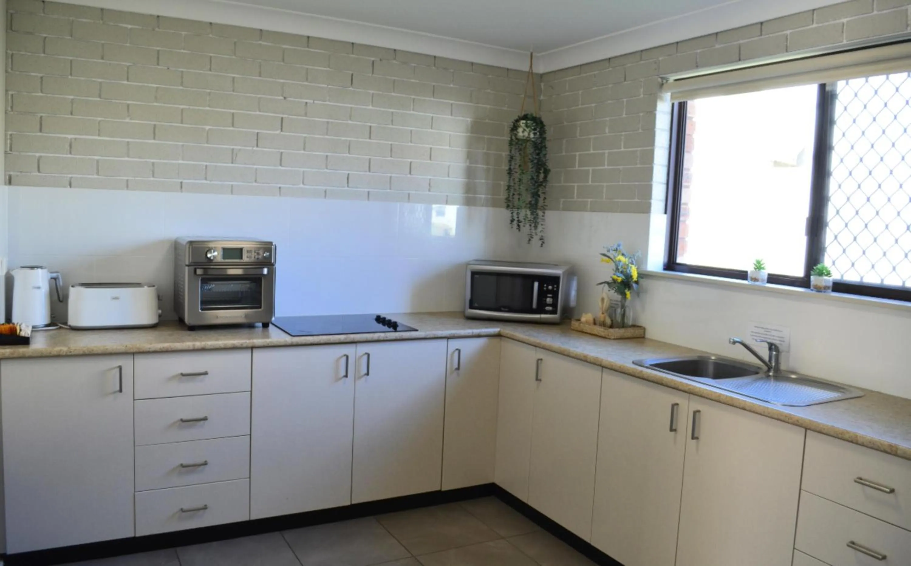Kitchen or kitchenette in Bathurst Motor Inn