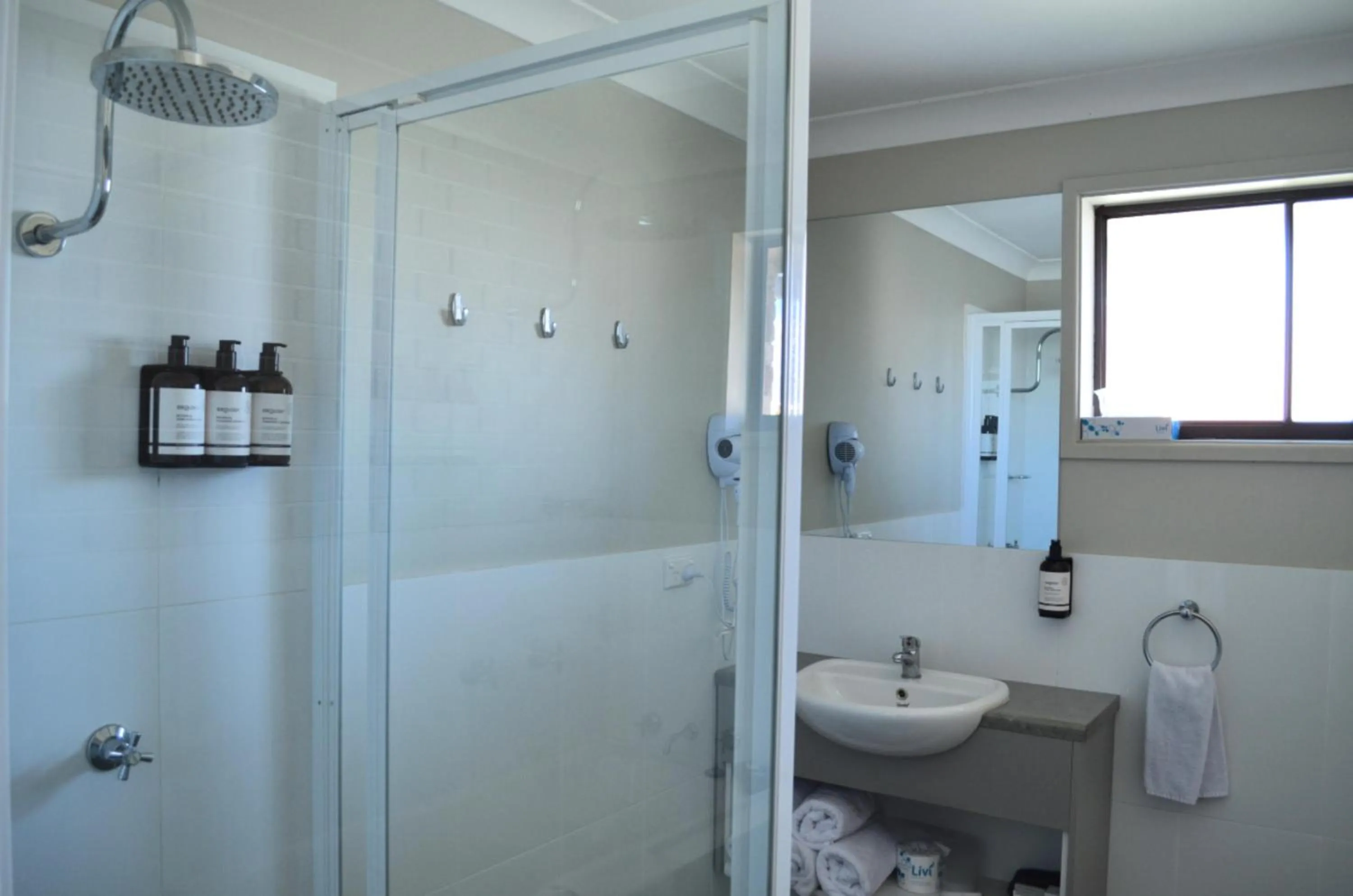 Bathroom in Bathurst Motor Inn