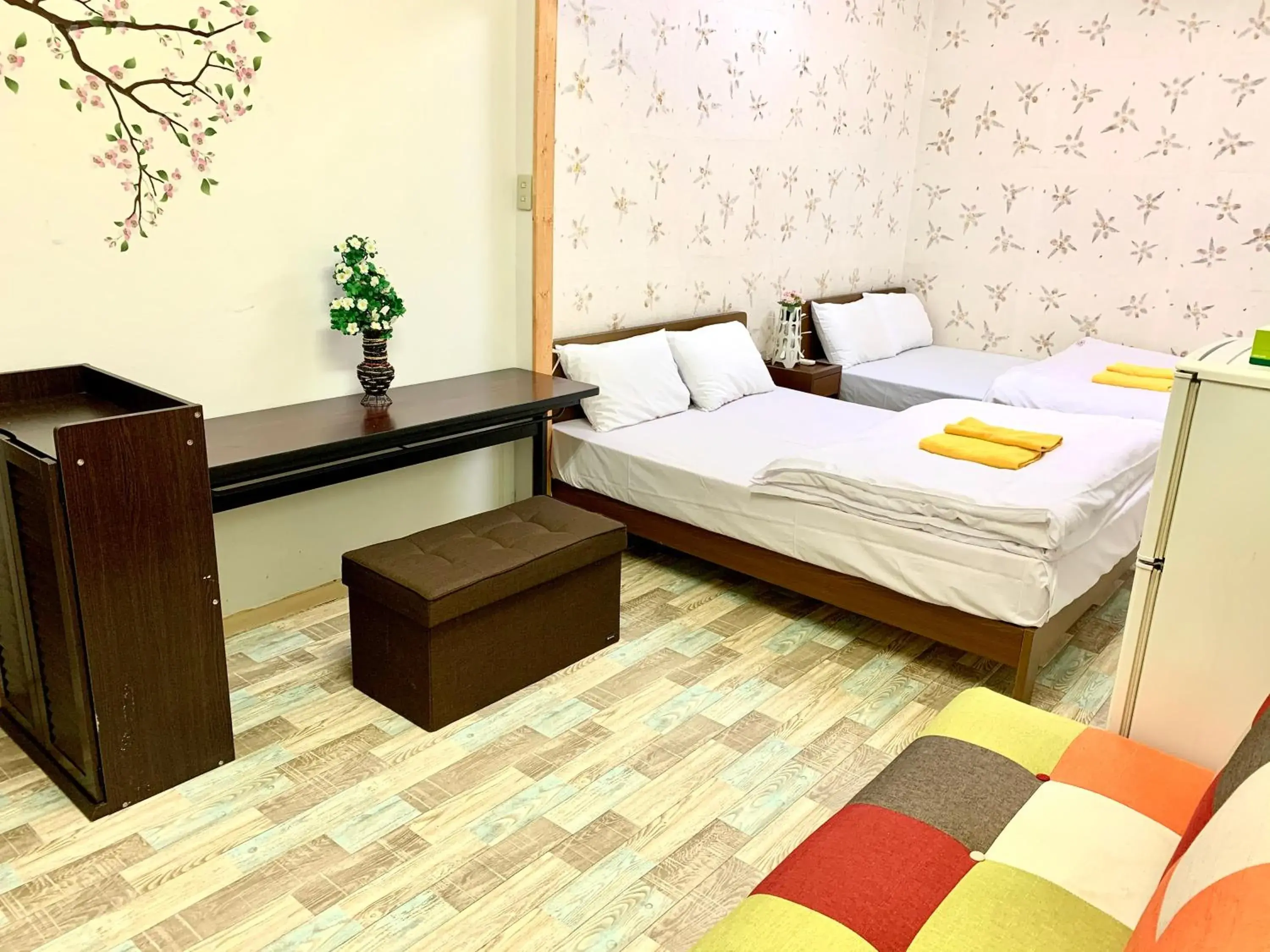 Twin room with shared shower in Shinjuku Sky hostel Twin room with shared shower in Shinjuku Sky hostel