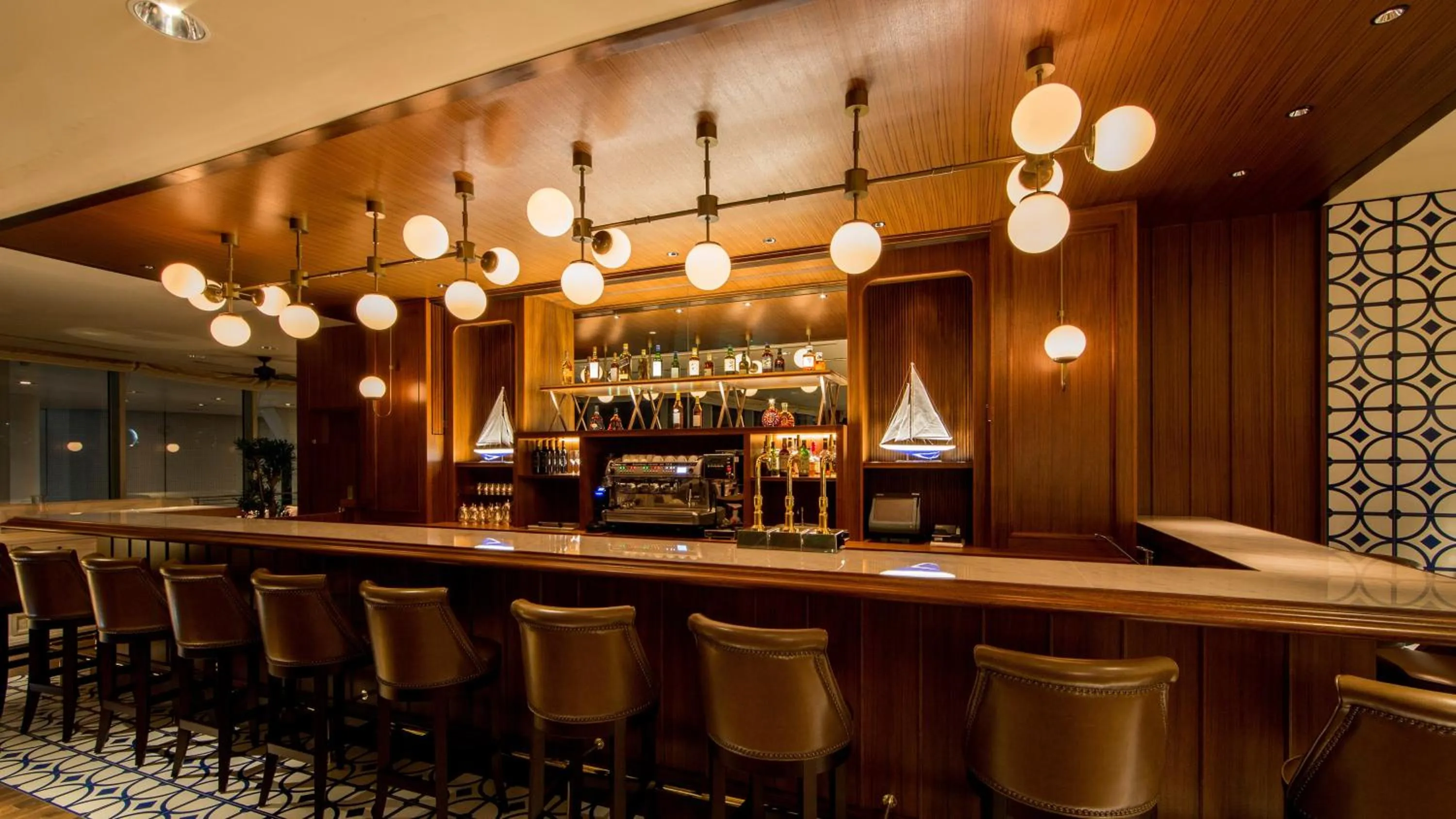 Lounge or bar in InterContinental Yokohama Grand by IHG