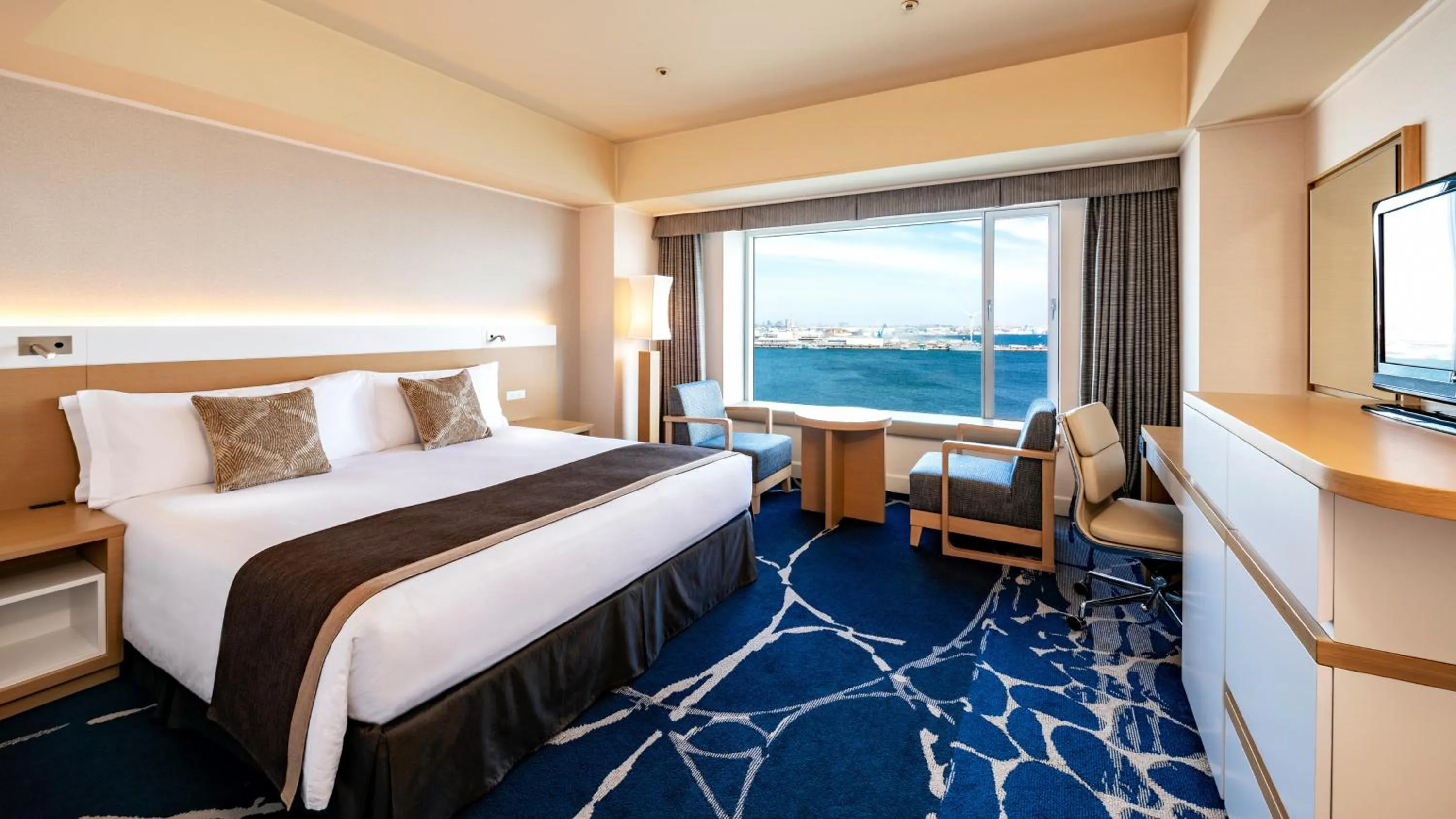 Photo of the whole room, Bed in InterContinental Yokohama Grand by IHG