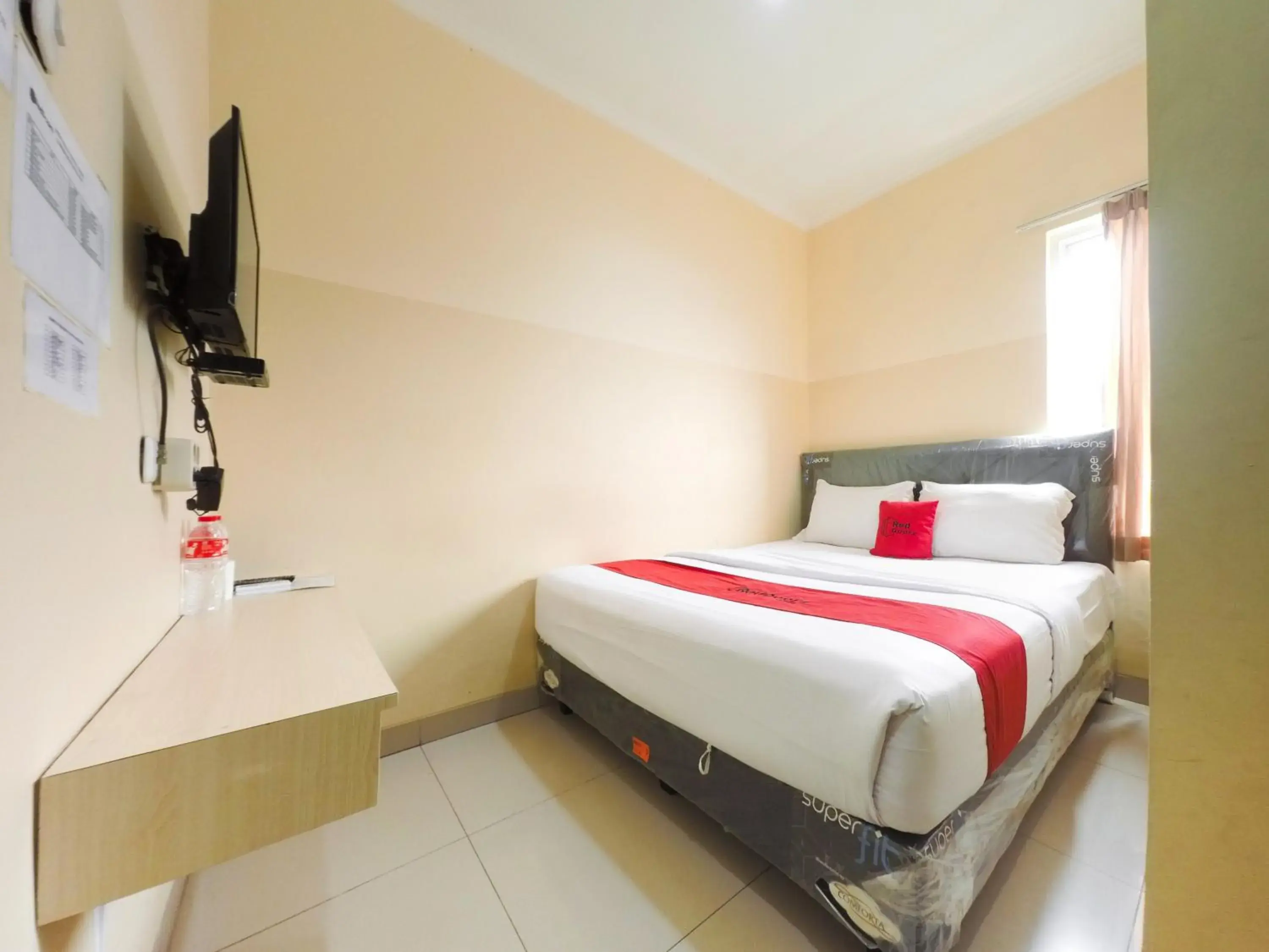 Bedroom, Bed in RedDoorz Plus near Mall Ciputra Jakarta Bedroom, Bed in RedDoorz Plus near Mall Ciputra Jakarta