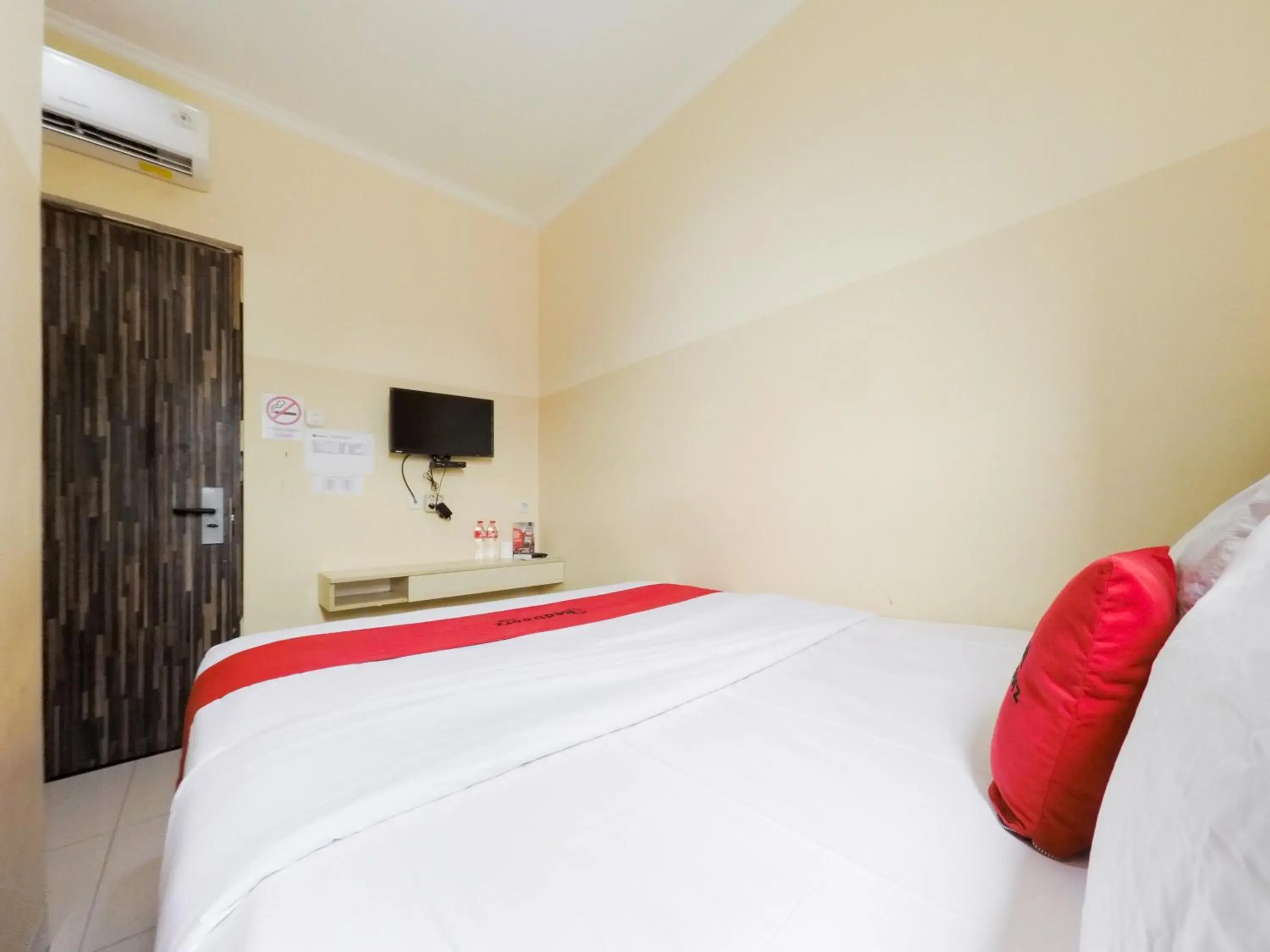 Bedroom, Bed in RedDoorz Plus near Mall Ciputra Jakarta Bedroom, Bed in RedDoorz Plus near Mall Ciputra Jakarta