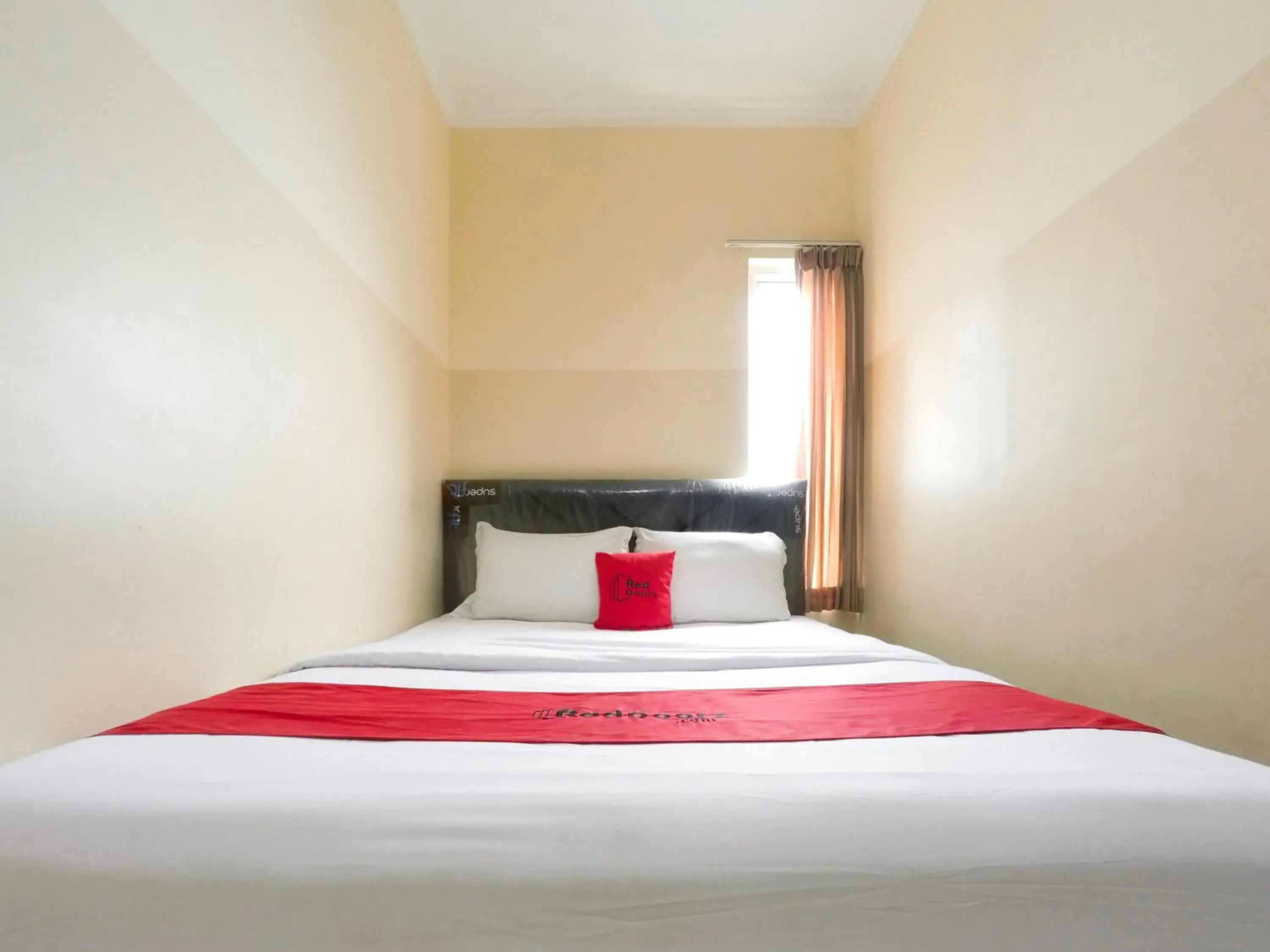 Bedroom, Bed in RedDoorz Plus near Mall Ciputra Jakarta Bedroom, Bed in RedDoorz Plus near Mall Ciputra Jakarta