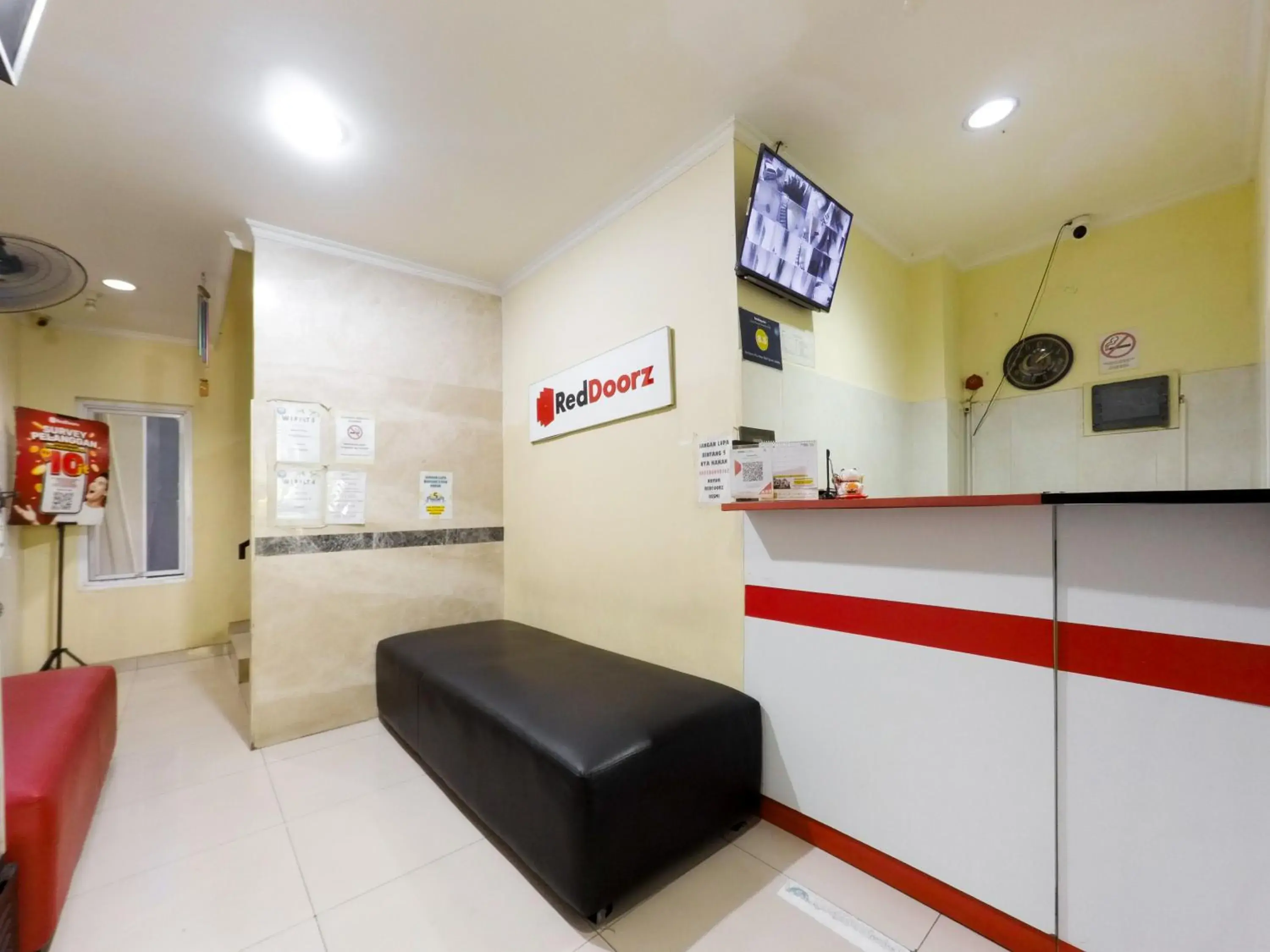 Lobby or reception in RedDoorz Plus near Mall Ciputra Jakarta Lobby or reception in RedDoorz Plus near Mall Ciputra Jakarta