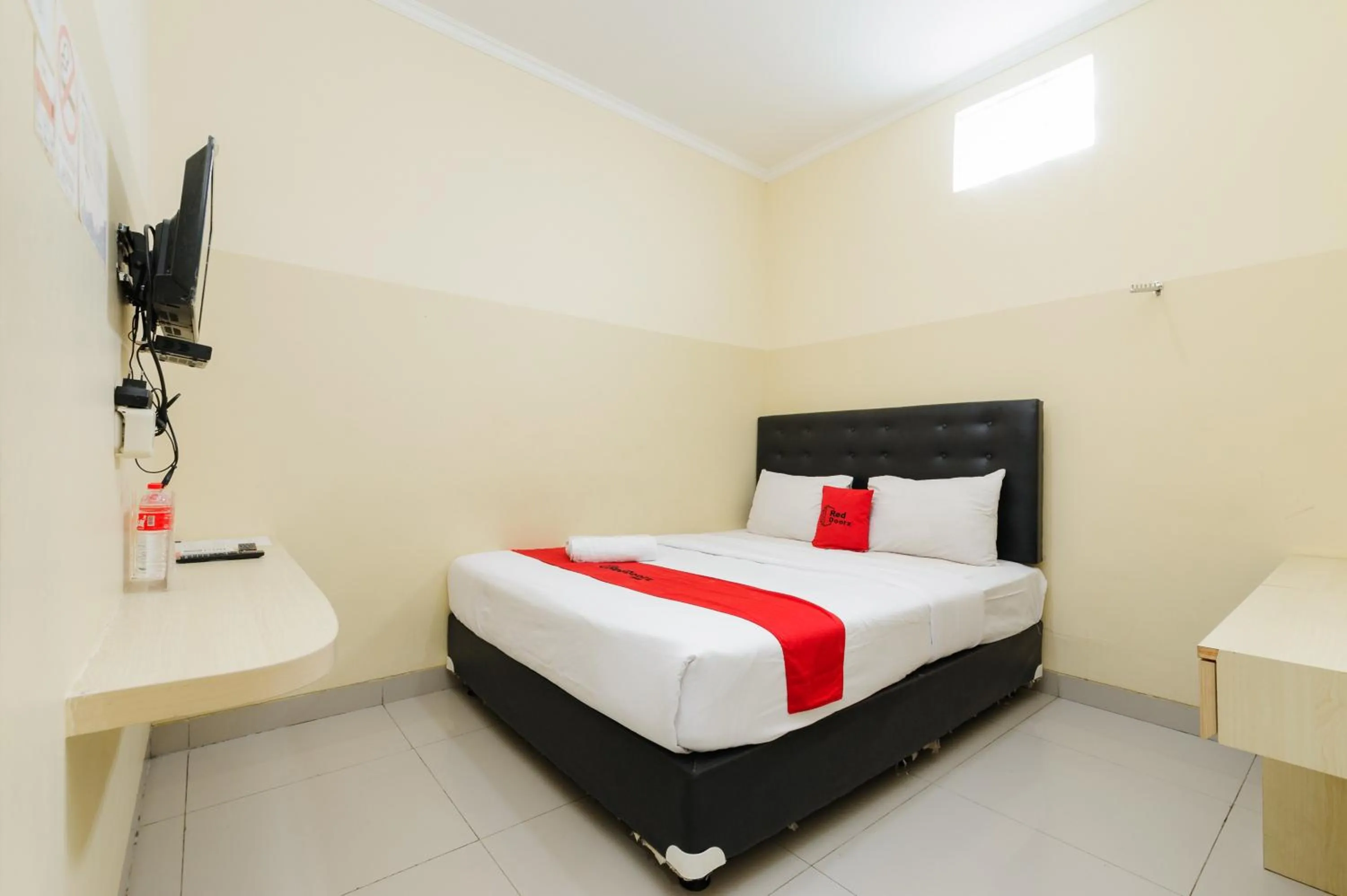 Bedroom, Bed in RedDoorz Plus near Mall Ciputra Jakarta