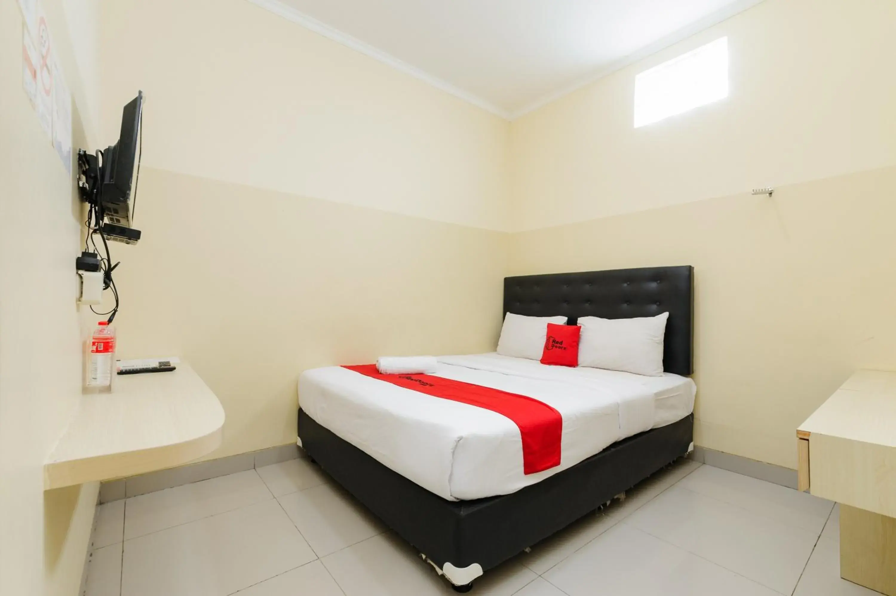 Bedroom, Bed in RedDoorz Plus near Mall Ciputra Jakarta Bedroom, Bed in RedDoorz Plus near Mall Ciputra Jakarta