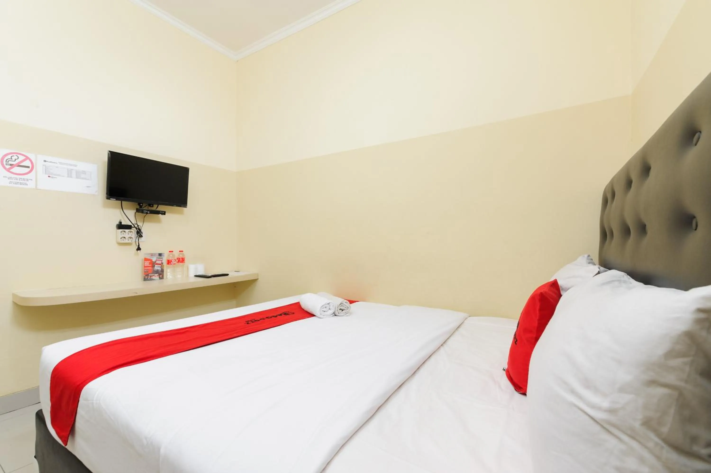 Bedroom, Bed in RedDoorz Plus near Mall Ciputra Jakarta
